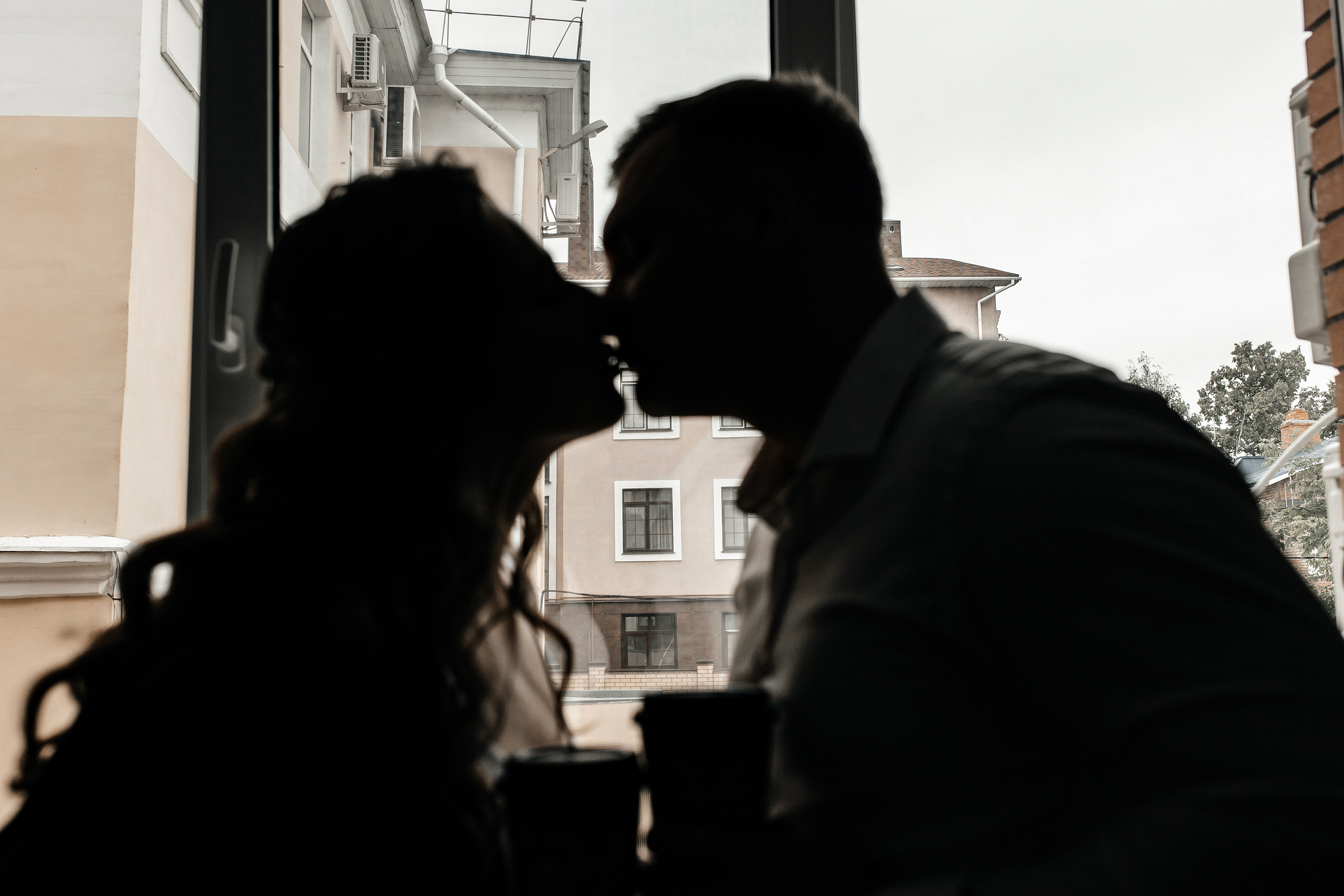 Здравствуйте! Я свадебный фотограф из Ульяновска, работаю в том числе по всей России и с выездом за границу. Снимаю свадьбы, lovestory, корпоративы, светский репортаж. Провожу обучение по фотографии, мастер-классы и воркшопы для других фотографов.