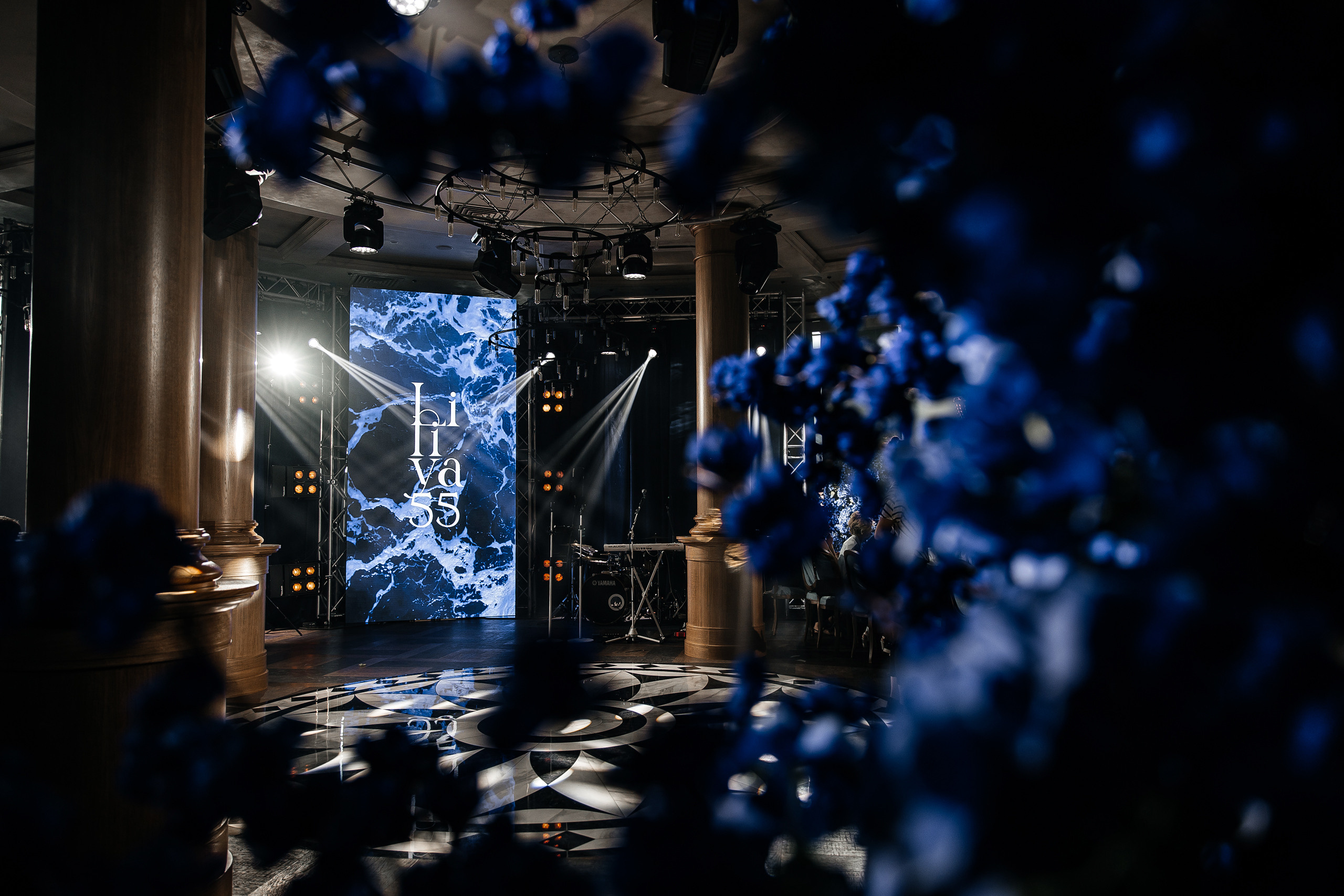 Здравствуйте! Я свадебный фотограф из Ульяновска, работаю в том числе по всей России и с выездом за границу. Снимаю свадьбы, lovestory, корпоративы, светский репортаж. Провожу обучение по фотографии, мастер-классы и воркшопы для других фотографов.