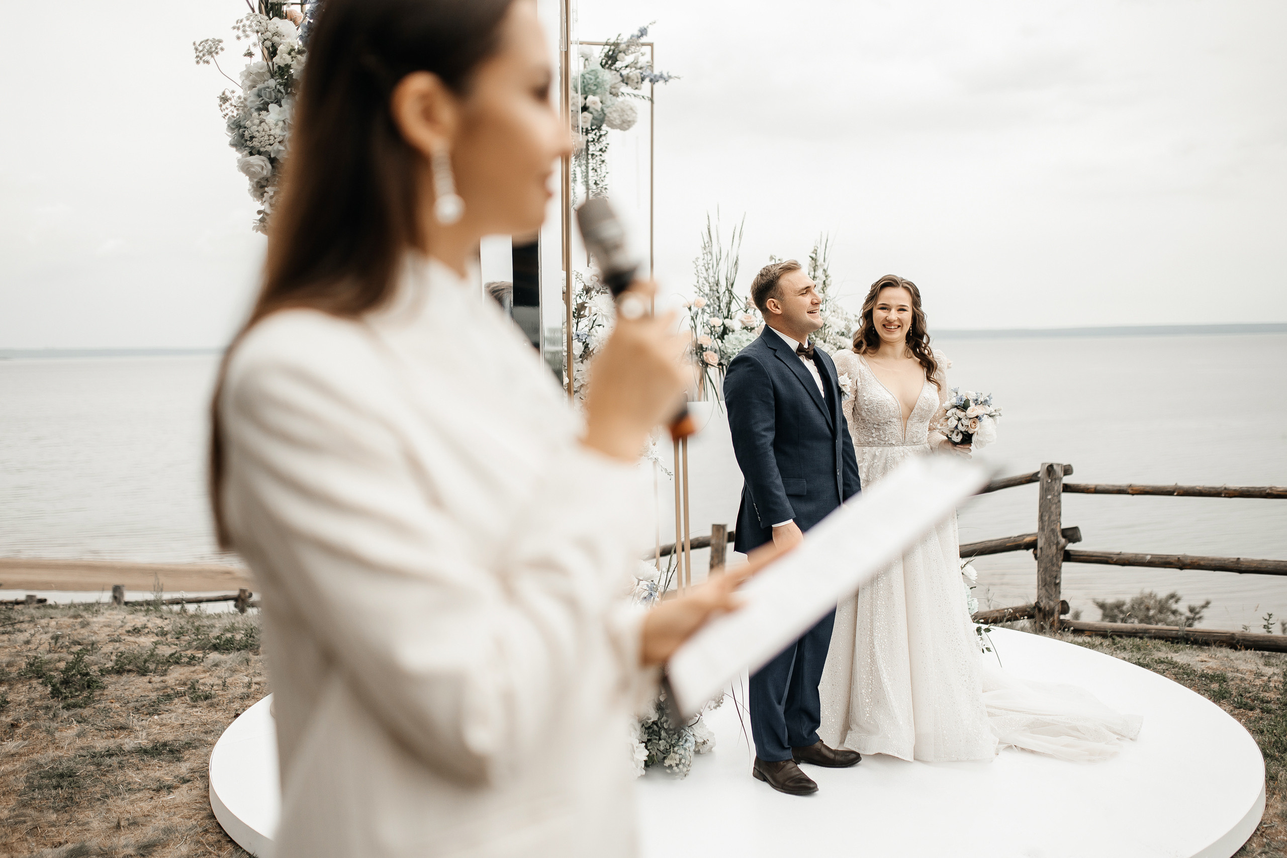 Здравствуйте! Я свадебный фотограф из Ульяновска, работаю в том числе по всей России и с выездом за границу. Снимаю свадьбы, lovestory, корпоративы, светский репортаж. Провожу обучение по фотографии, мастер-классы и воркшопы для других фотографов.