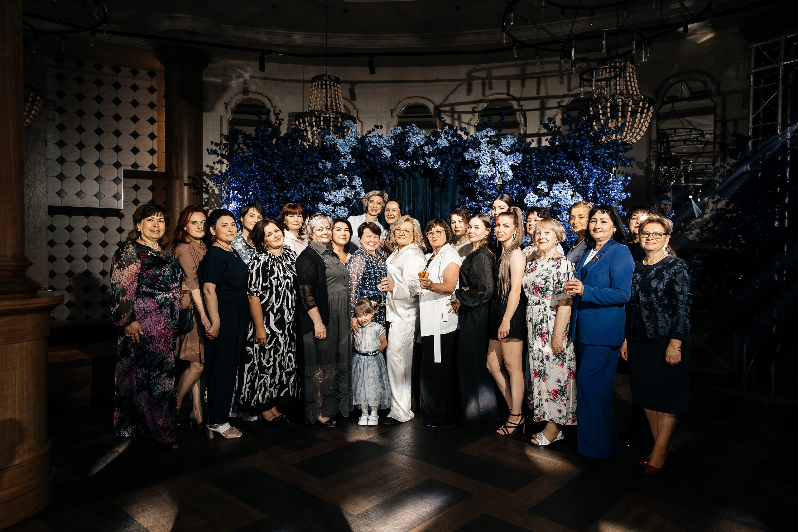 Здравствуйте! Я свадебный фотограф из Ульяновска, работаю в том числе по всей России и с выездом за границу. Снимаю свадьбы, lovestory, корпоративы, светский репортаж. Провожу обучение по фотографии, мастер-классы и воркшопы для других фотографов.