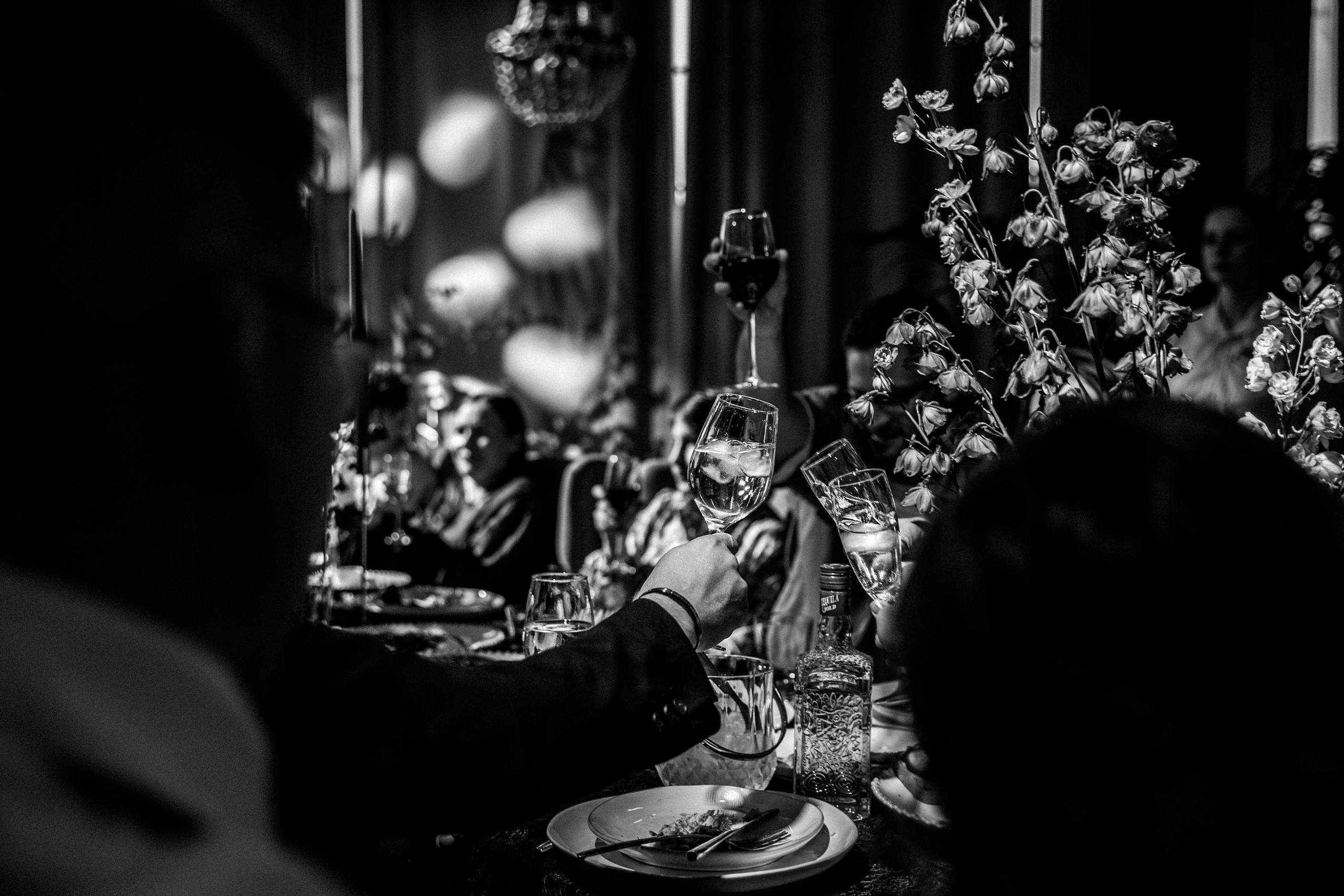 Здравствуйте! Я свадебный фотограф из Ульяновска, работаю в том числе по всей России и с выездом за границу. Снимаю свадьбы, lovestory, корпоративы, светский репортаж. Провожу обучение по фотографии, мастер-классы и воркшопы для других фотографов.