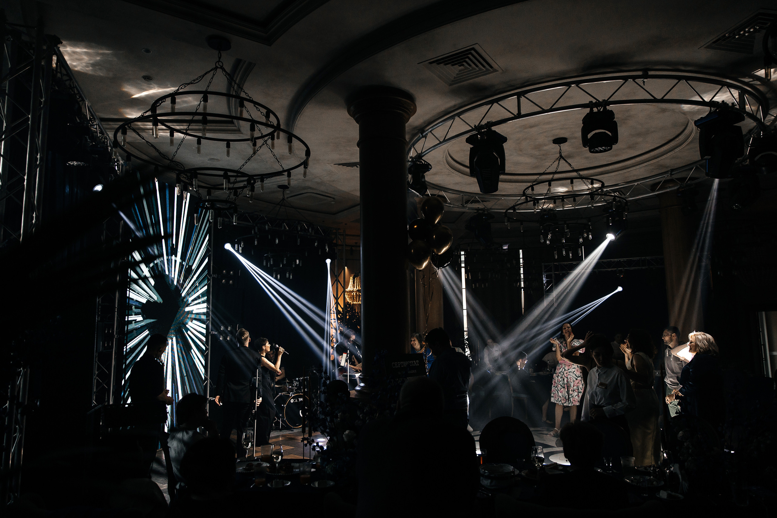 Здравствуйте! Я свадебный фотограф из Ульяновска, работаю в том числе по всей России и с выездом за границу. Снимаю свадьбы, lovestory, корпоративы, светский репортаж. Провожу обучение по фотографии, мастер-классы и воркшопы для других фотографов.