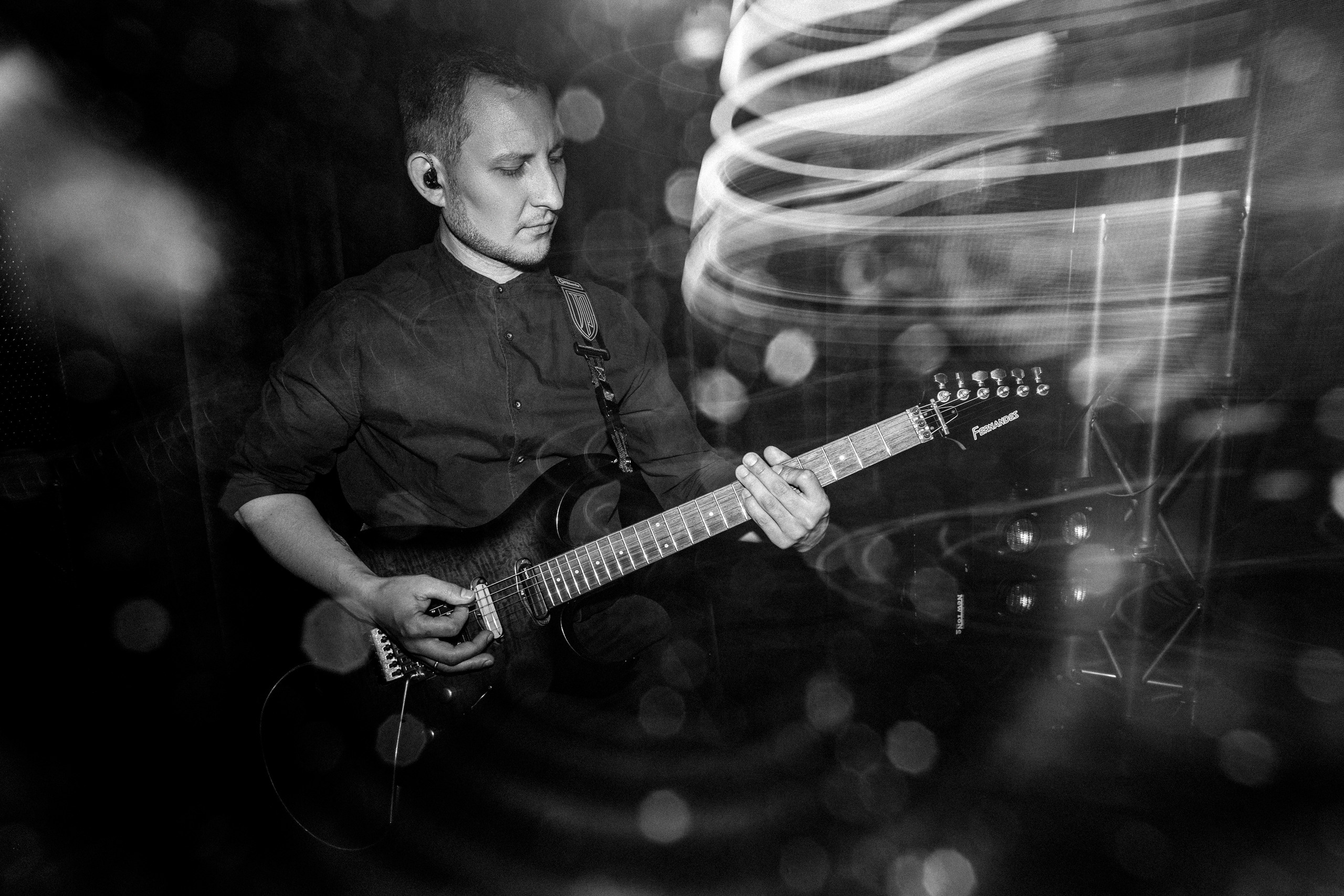 Здравствуйте! Я свадебный фотограф из Ульяновска, работаю в том числе по всей России и с выездом за границу. Снимаю свадьбы, lovestory, корпоративы, светский репортаж. Провожу обучение по фотографии, мастер-классы и воркшопы для других фотографов.