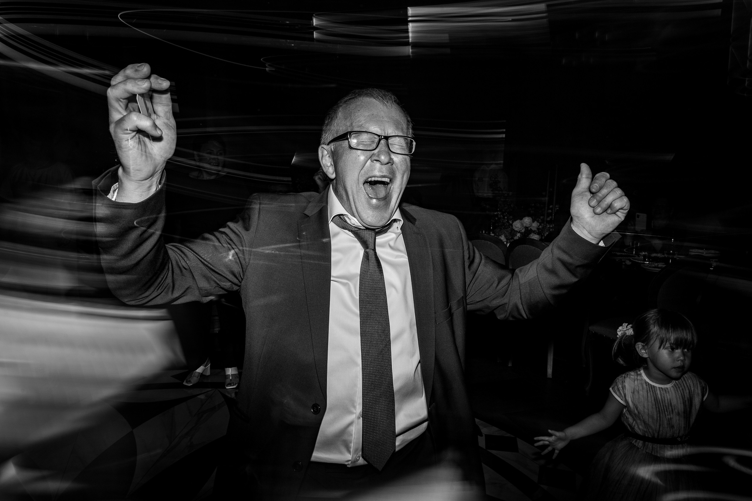 Здравствуйте! Я свадебный фотограф из Ульяновска, работаю в том числе по всей России и с выездом за границу. Снимаю свадьбы, lovestory, корпоративы, светский репортаж. Провожу обучение по фотографии, мастер-классы и воркшопы для других фотографов.