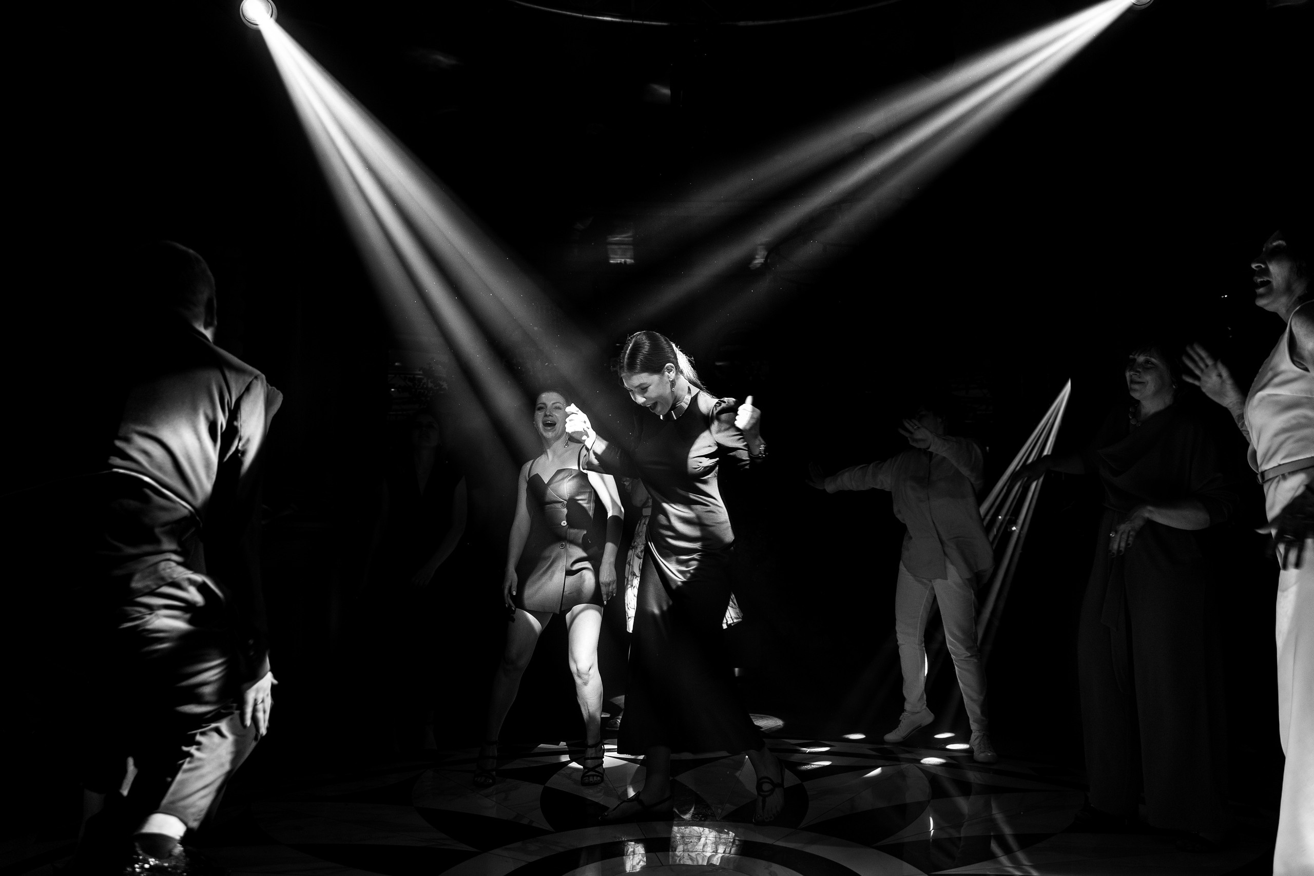 Здравствуйте! Я свадебный фотограф из Ульяновска, работаю в том числе по всей России и с выездом за границу. Снимаю свадьбы, lovestory, корпоративы, светский репортаж. Провожу обучение по фотографии, мастер-классы и воркшопы для других фотографов.