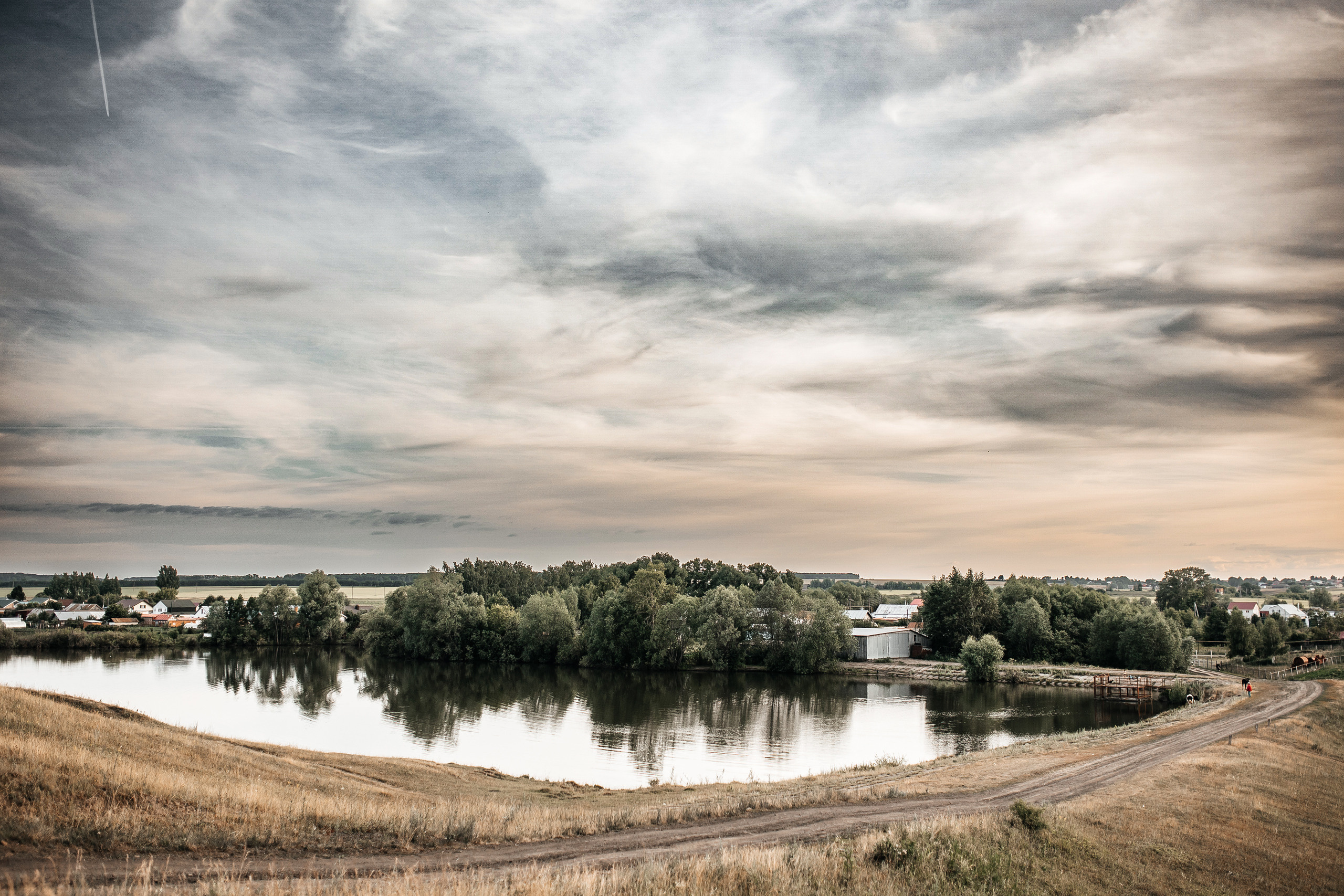 Здравствуйте! Я свадебный фотограф из Ульяновска, работаю в том числе по всей России и с выездом за границу. Снимаю свадьбы, lovestory, корпоративы, светский репортаж. Провожу обучение по фотографии, мастер-классы и воркшопы для других фотографов.