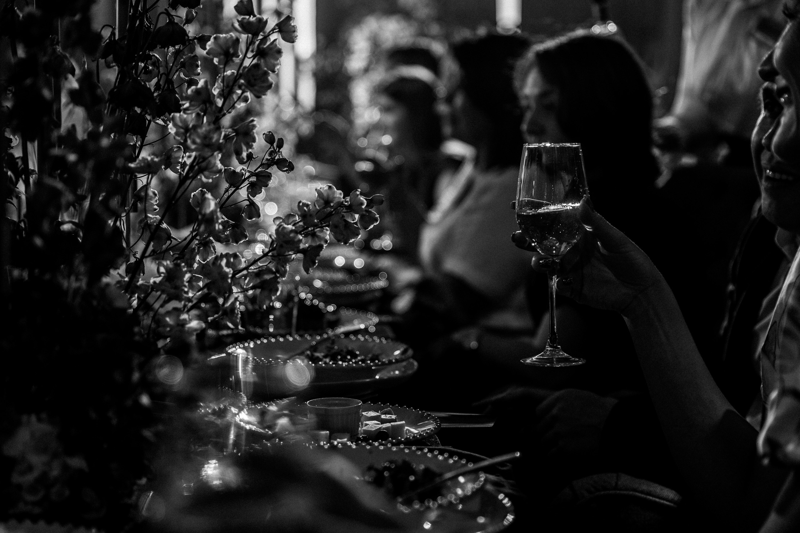 Здравствуйте! Я свадебный фотограф из Ульяновска, работаю в том числе по всей России и с выездом за границу. Снимаю свадьбы, lovestory, корпоративы, светский репортаж. Провожу обучение по фотографии, мастер-классы и воркшопы для других фотографов.