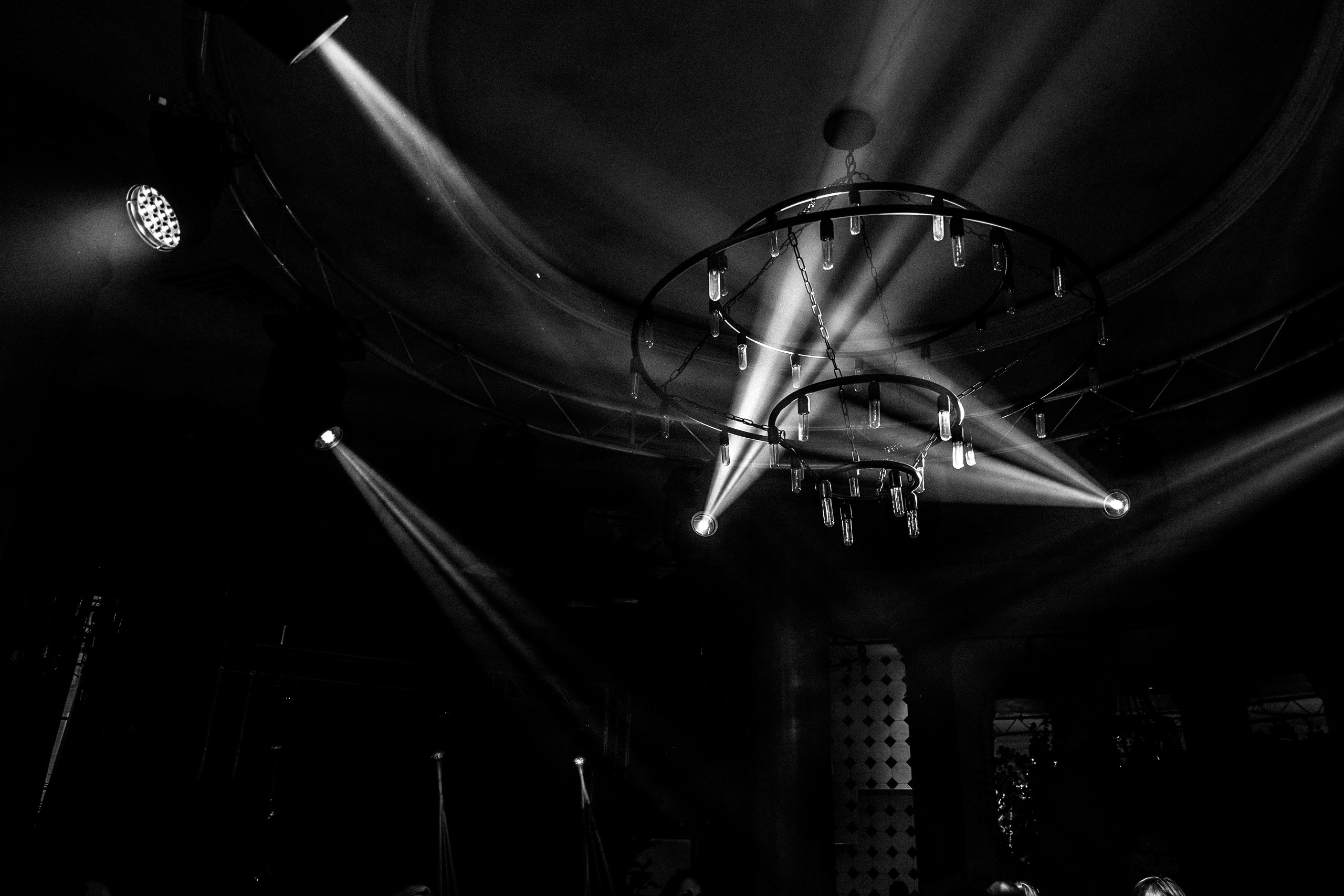 Здравствуйте! Я свадебный фотограф из Ульяновска, работаю в том числе по всей России и с выездом за границу. Снимаю свадьбы, lovestory, корпоративы, светский репортаж. Провожу обучение по фотографии, мастер-классы и воркшопы для других фотографов.