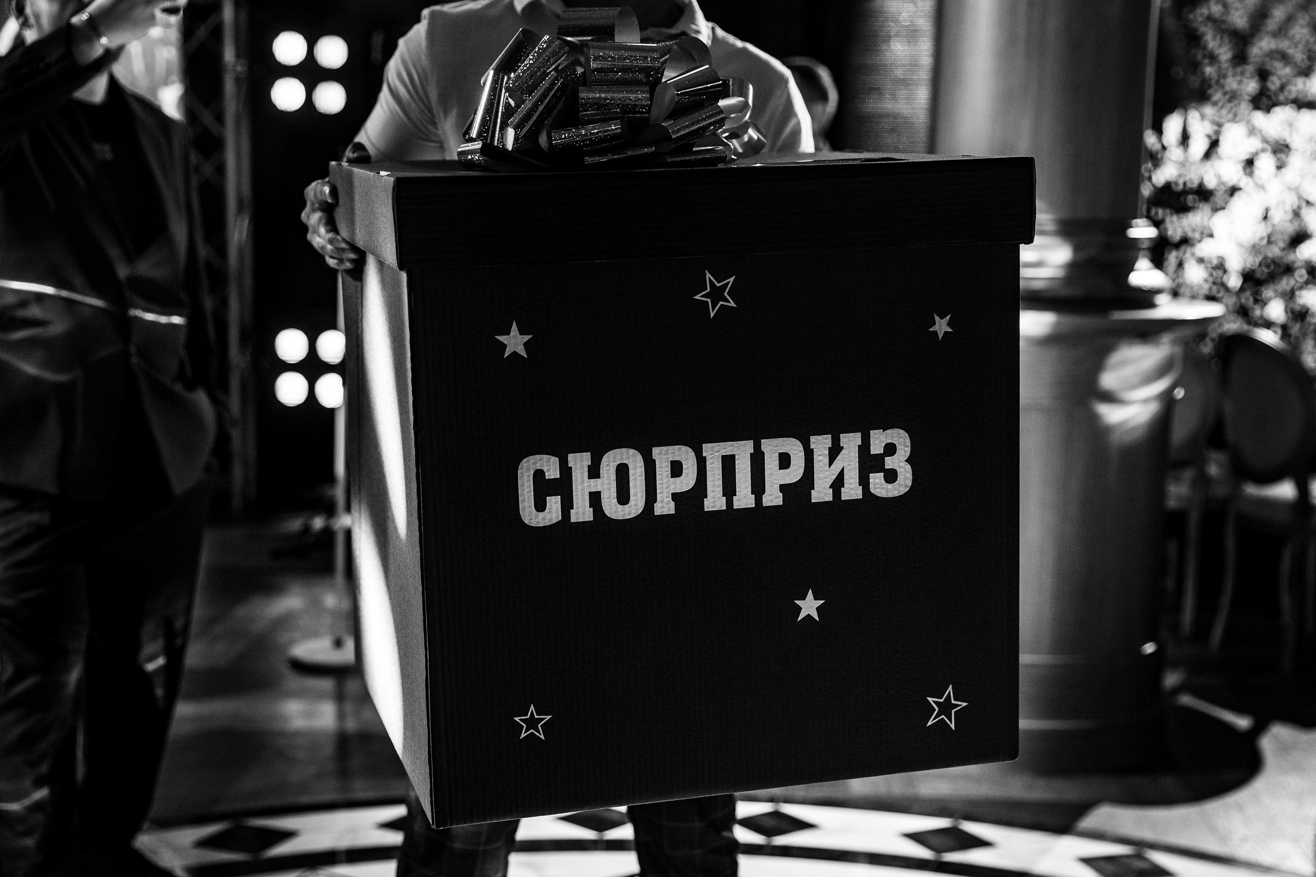 Здравствуйте! Я свадебный фотограф из Ульяновска, работаю в том числе по всей России и с выездом за границу. Снимаю свадьбы, lovestory, корпоративы, светский репортаж. Провожу обучение по фотографии, мастер-классы и воркшопы для других фотографов.