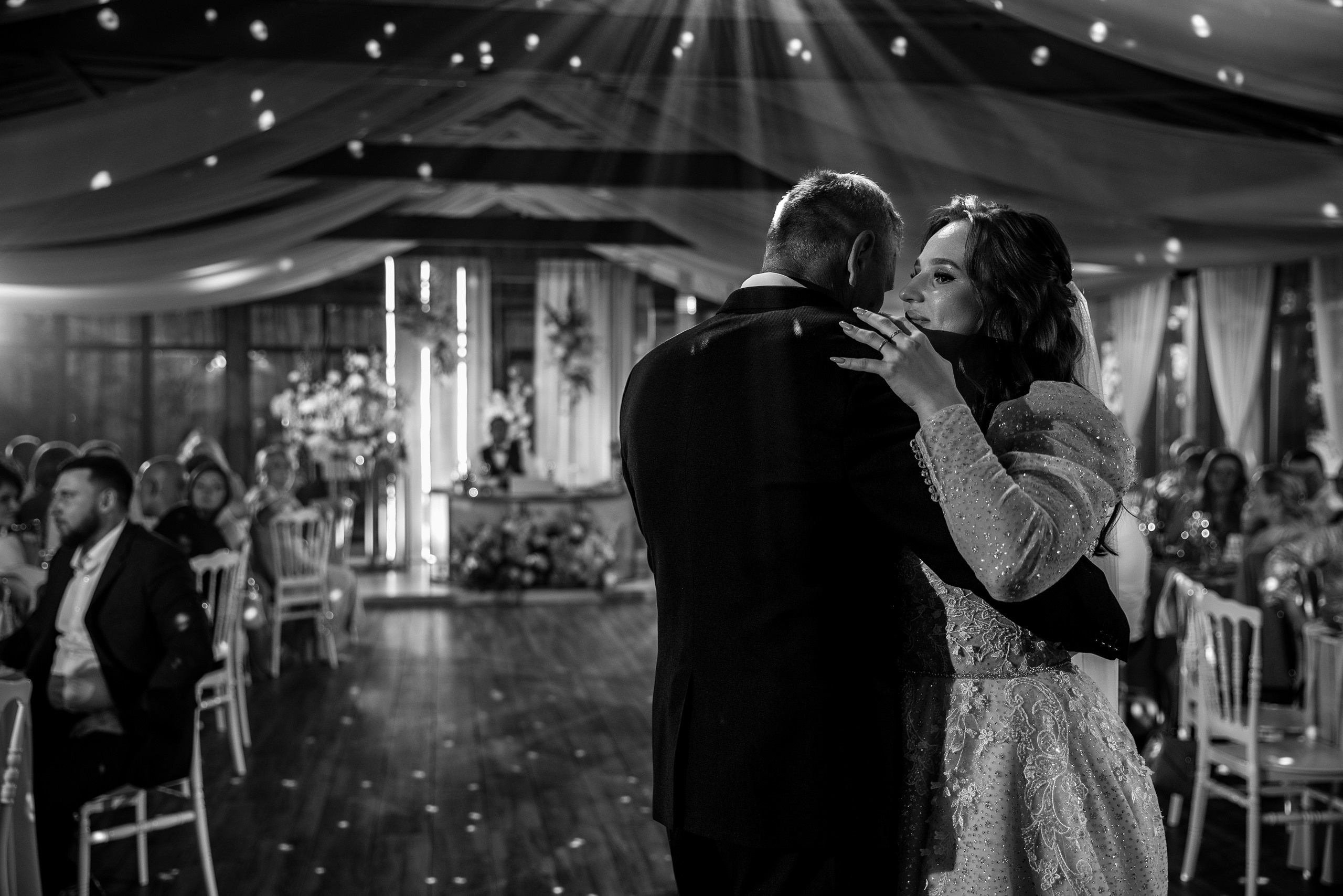 Здравствуйте! Я свадебный фотограф из Ульяновска, работаю в том числе по всей России и с выездом за границу. Снимаю свадьбы, lovestory, корпоративы, светский репортаж. Провожу обучение по фотографии, мастер-классы и воркшопы для других фотографов.