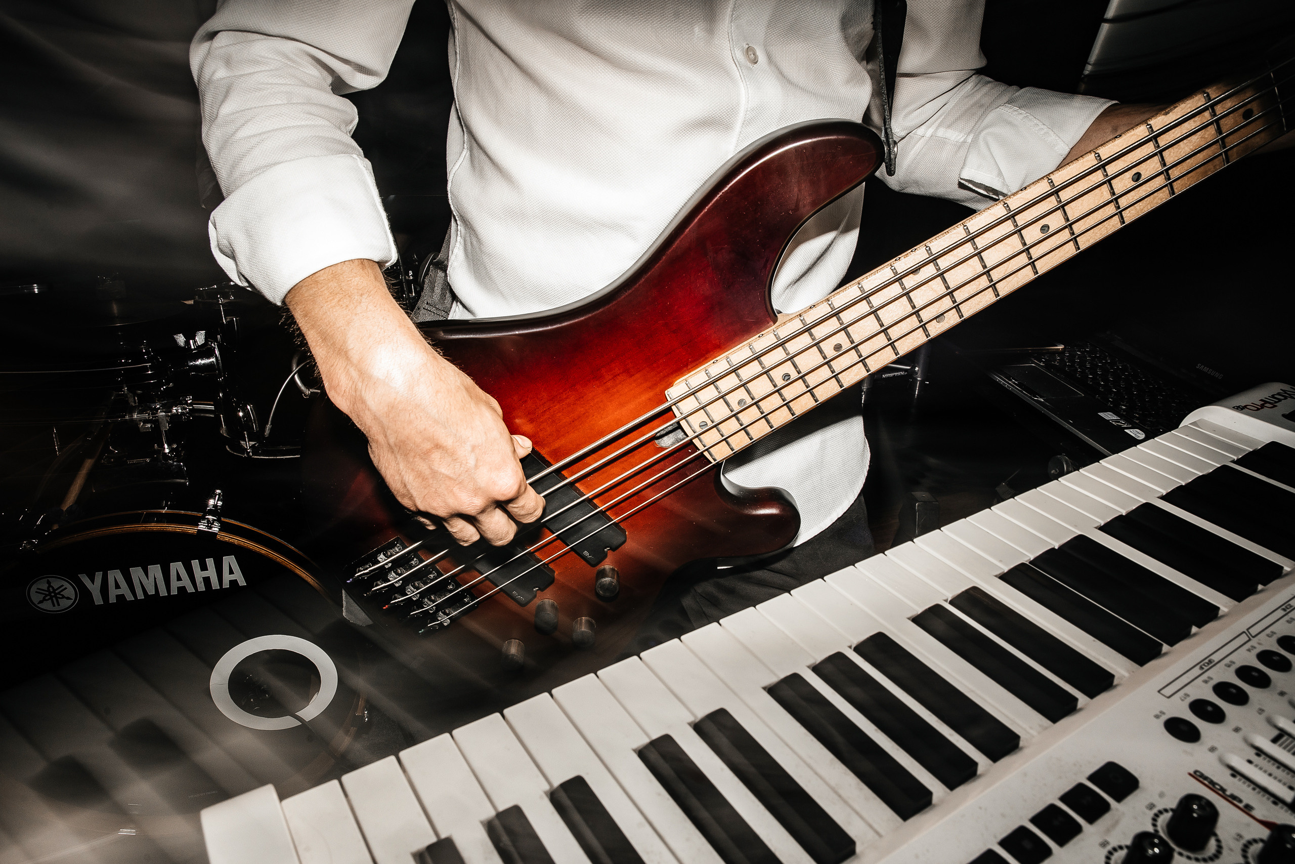 Здравствуйте! Я свадебный фотограф из Ульяновска, работаю в том числе по всей России и с выездом за границу. Снимаю свадьбы, lovestory, корпоративы, светский репортаж. Провожу обучение по фотографии, мастер-классы и воркшопы для других фотографов.