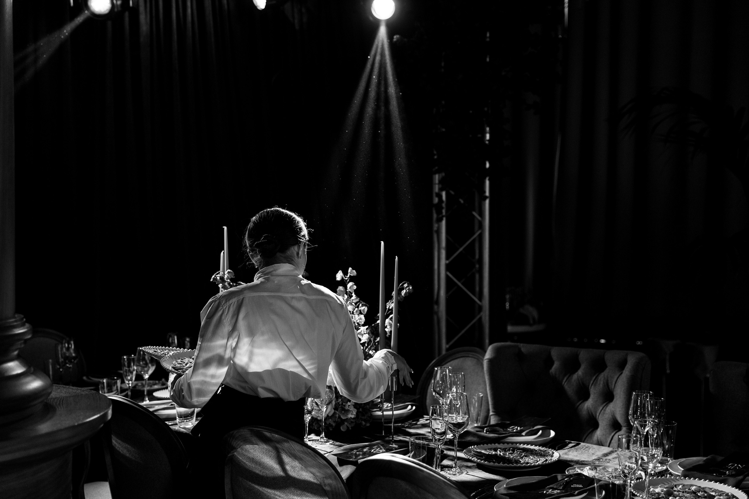 Здравствуйте! Я свадебный фотограф из Ульяновска, работаю в том числе по всей России и с выездом за границу. Снимаю свадьбы, lovestory, корпоративы, светский репортаж. Провожу обучение по фотографии, мастер-классы и воркшопы для других фотографов.