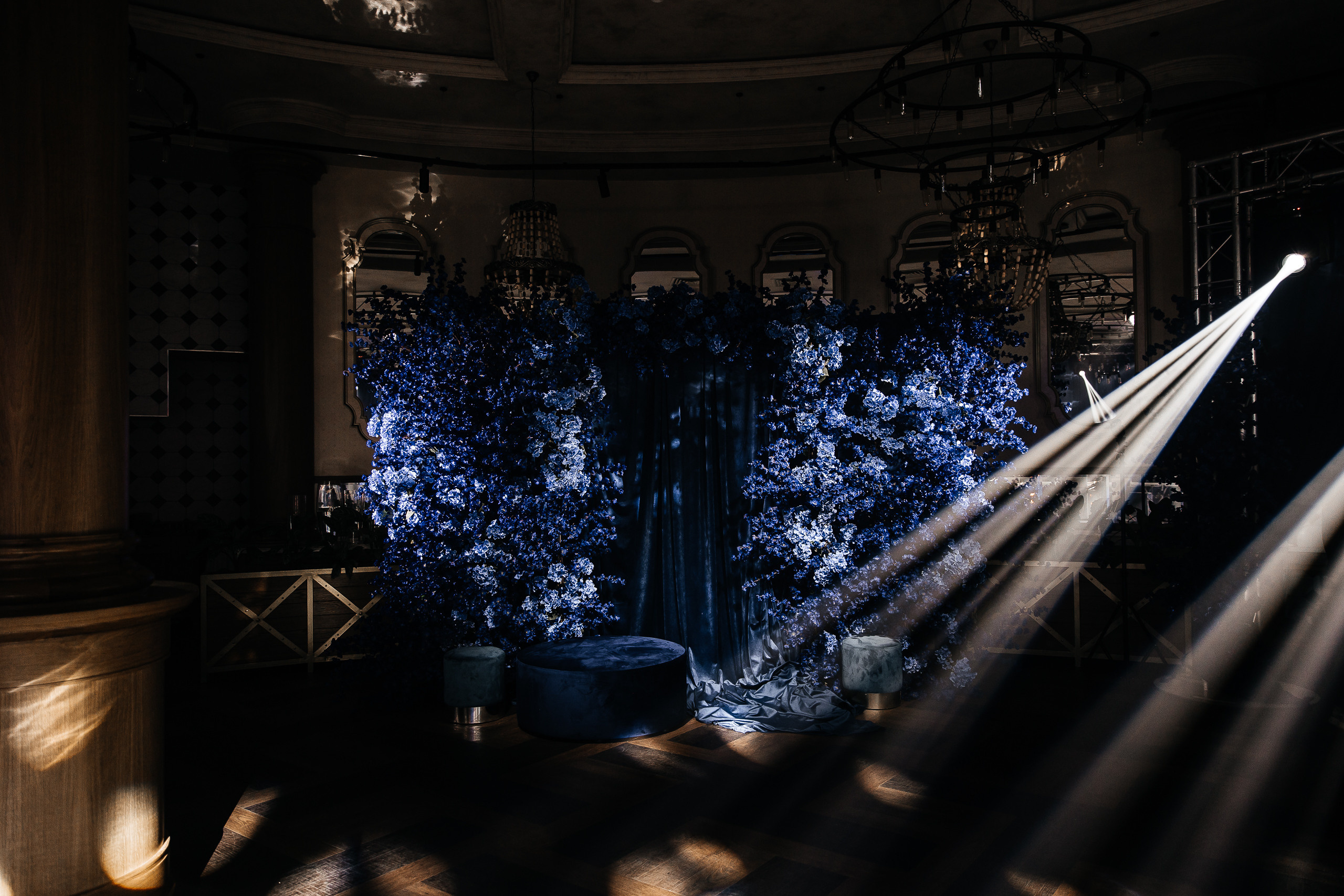 Здравствуйте! Я свадебный фотограф из Ульяновска, работаю в том числе по всей России и с выездом за границу. Снимаю свадьбы, lovestory, корпоративы, светский репортаж. Провожу обучение по фотографии, мастер-классы и воркшопы для других фотографов.