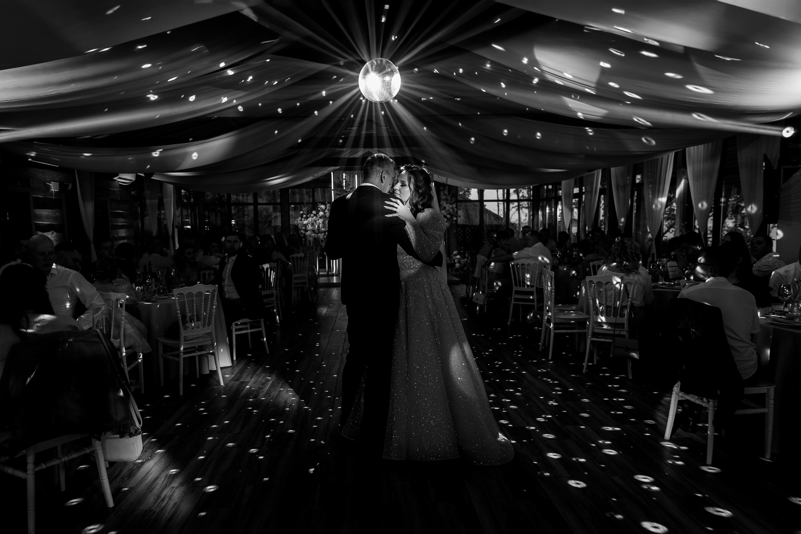 Здравствуйте! Я свадебный фотограф из Ульяновска, работаю в том числе по всей России и с выездом за границу. Снимаю свадьбы, lovestory, корпоративы, светский репортаж. Провожу обучение по фотографии, мастер-классы и воркшопы для других фотографов.