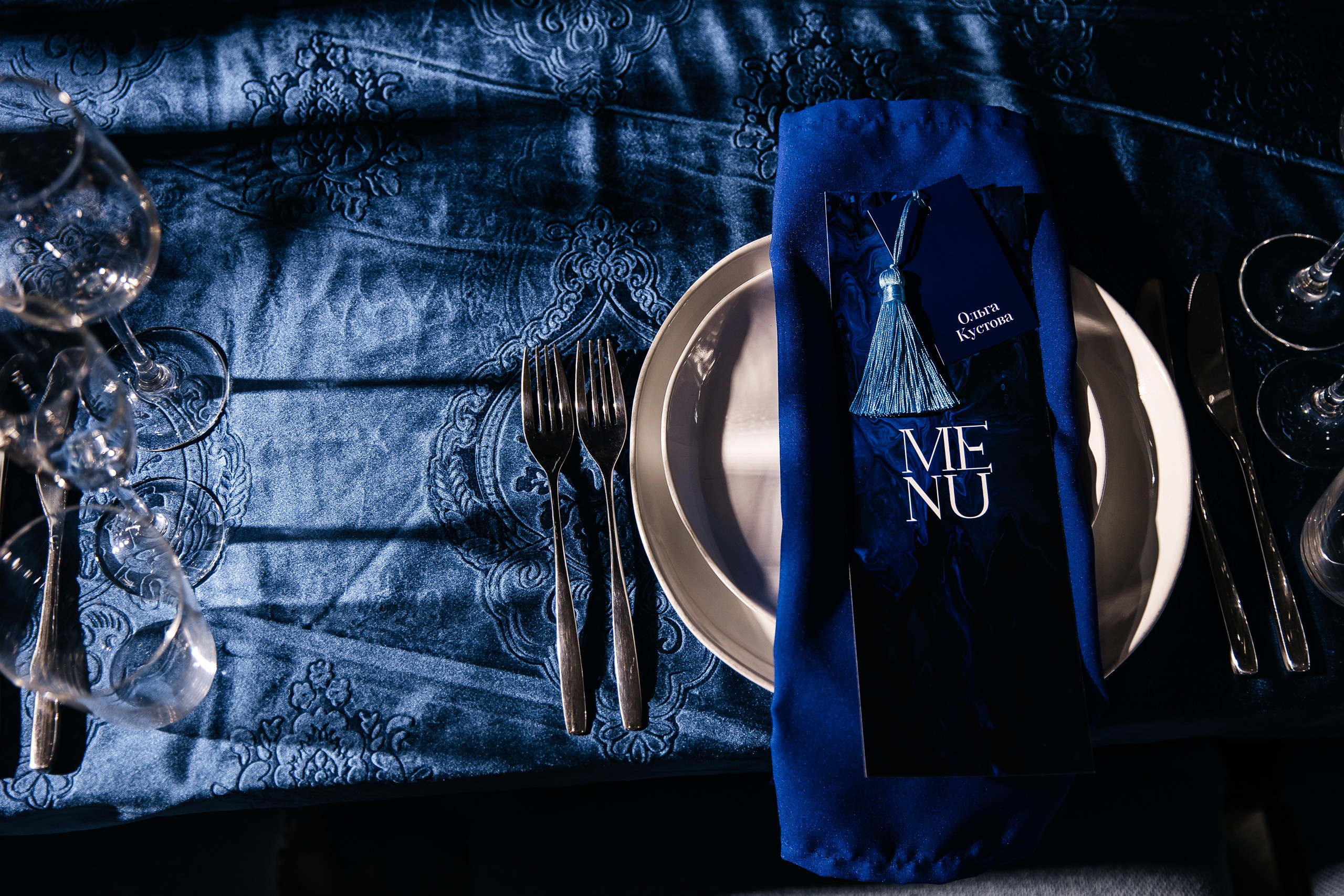 Здравствуйте! Я свадебный фотограф из Ульяновска, работаю в том числе по всей России и с выездом за границу. Снимаю свадьбы, lovestory, корпоративы, светский репортаж. Провожу обучение по фотографии, мастер-классы и воркшопы для других фотографов.