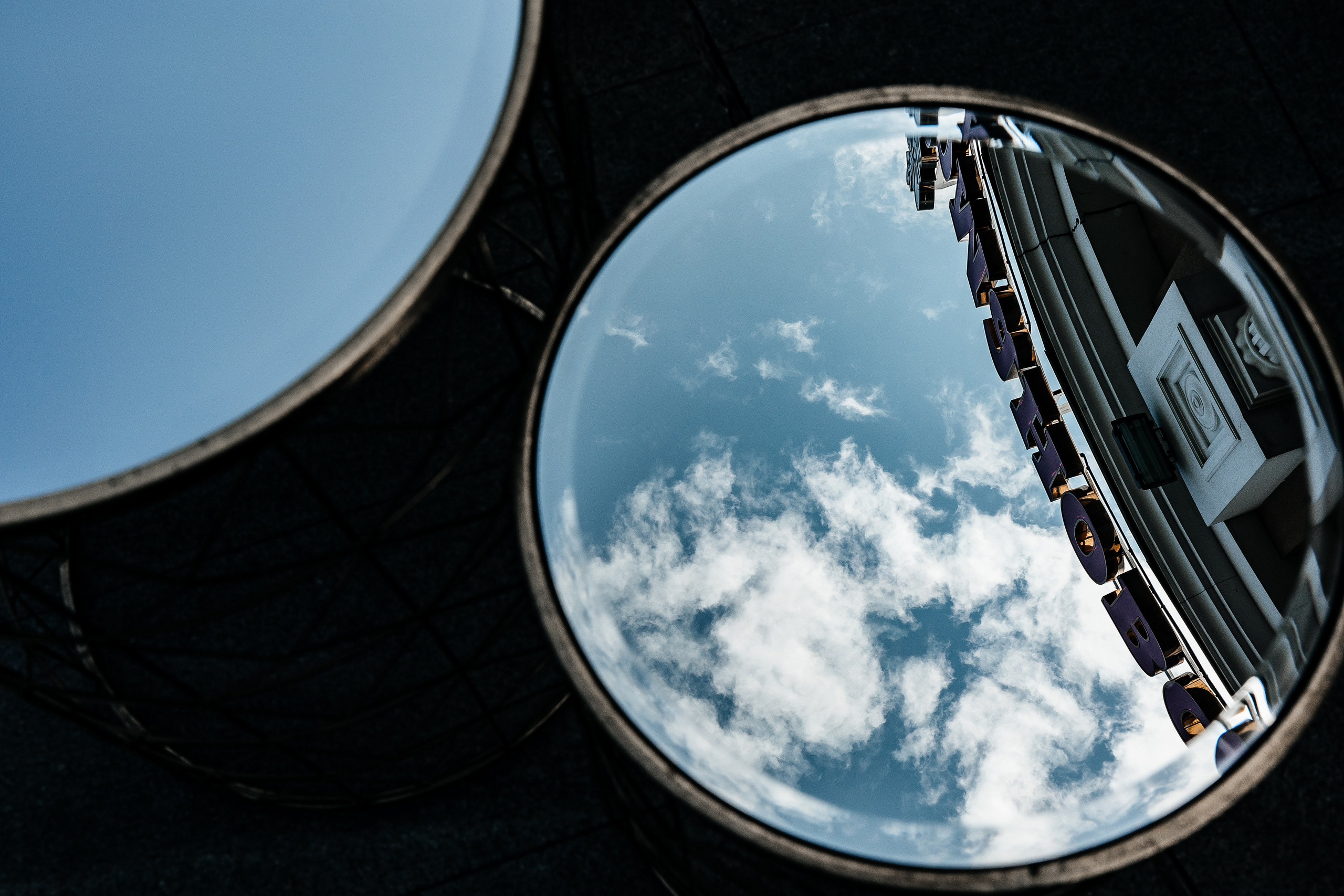 Здравствуйте! Я свадебный фотограф из Ульяновска, работаю в том числе по всей России и с выездом за границу. Снимаю свадьбы, lovestory, корпоративы, светский репортаж. Провожу обучение по фотографии, мастер-классы и воркшопы для других фотографов.