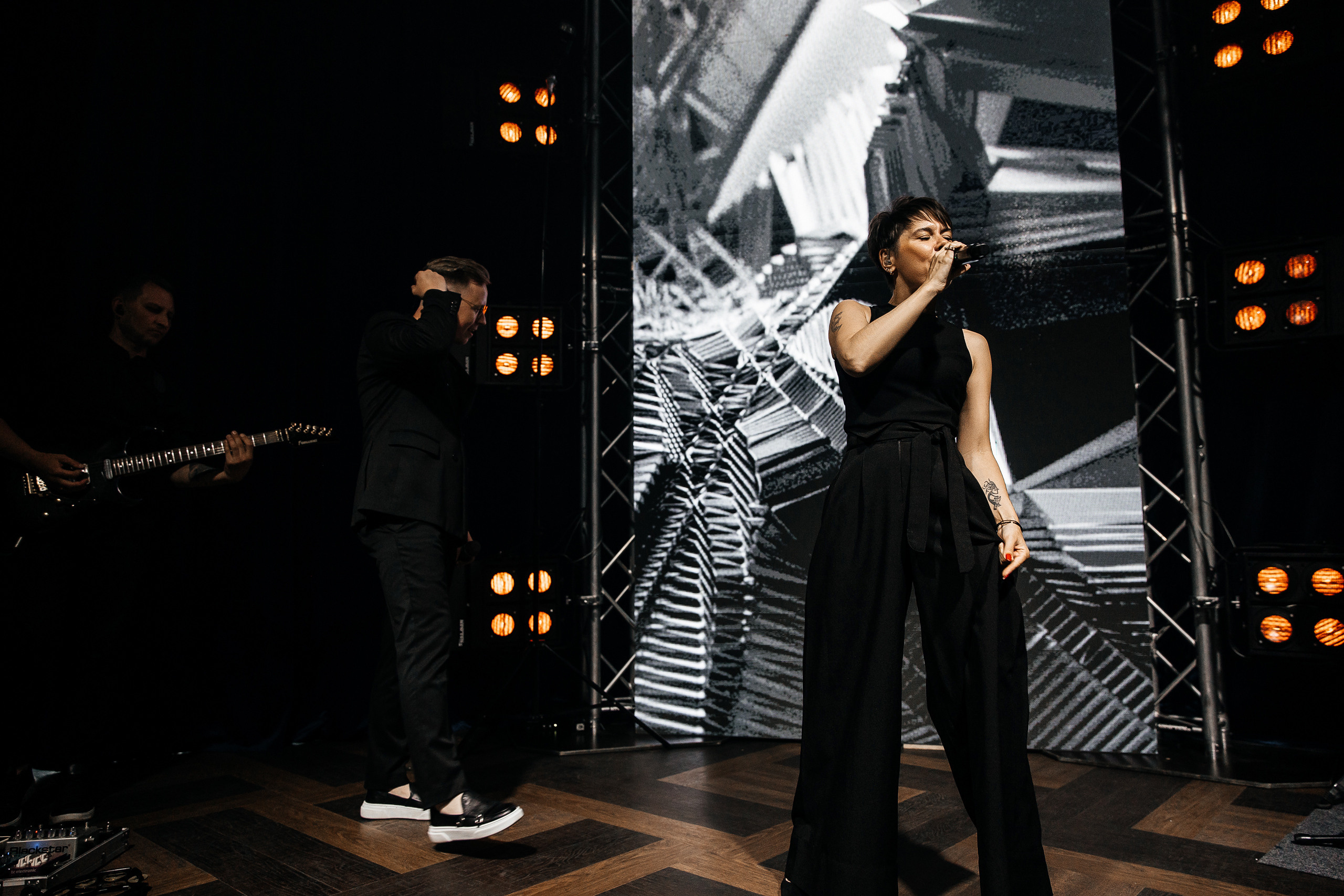 Здравствуйте! Я свадебный фотограф из Ульяновска, работаю в том числе по всей России и с выездом за границу. Снимаю свадьбы, lovestory, корпоративы, светский репортаж. Провожу обучение по фотографии, мастер-классы и воркшопы для других фотографов.