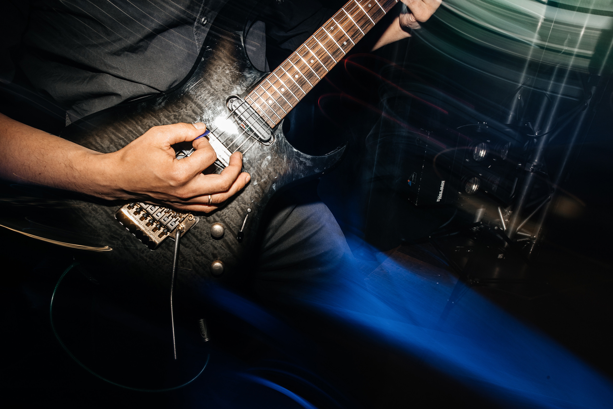 Здравствуйте! Я свадебный фотограф из Ульяновска, работаю в том числе по всей России и с выездом за границу. Снимаю свадьбы, lovestory, корпоративы, светский репортаж. Провожу обучение по фотографии, мастер-классы и воркшопы для других фотографов.