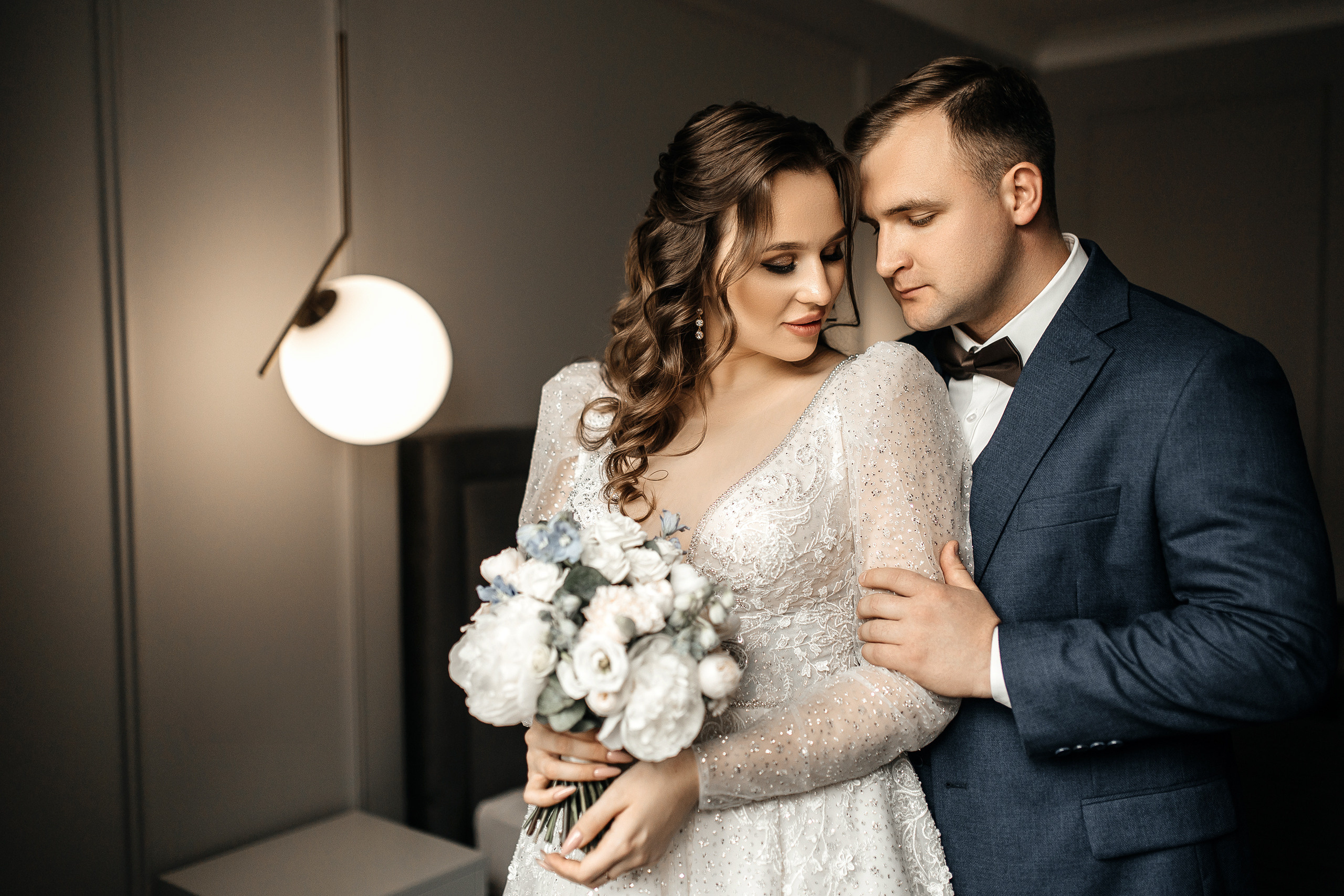 Здравствуйте! Я свадебный фотограф из Ульяновска, работаю в том числе по всей России и с выездом за границу. Снимаю свадьбы, lovestory, корпоративы, светский репортаж. Провожу обучение по фотографии, мастер-классы и воркшопы для других фотографов.