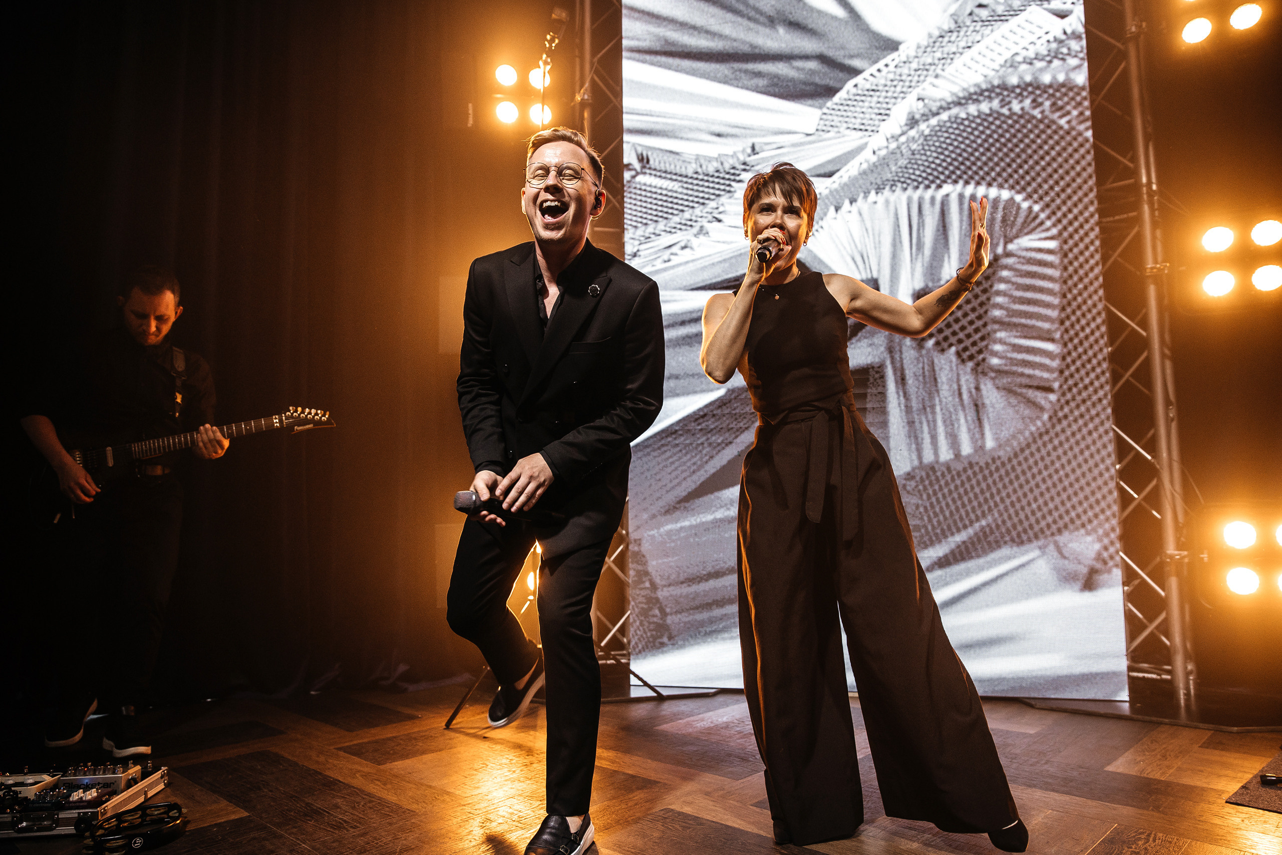 Здравствуйте! Я свадебный фотограф из Ульяновска, работаю в том числе по всей России и с выездом за границу. Снимаю свадьбы, lovestory, корпоративы, светский репортаж. Провожу обучение по фотографии, мастер-классы и воркшопы для других фотографов.