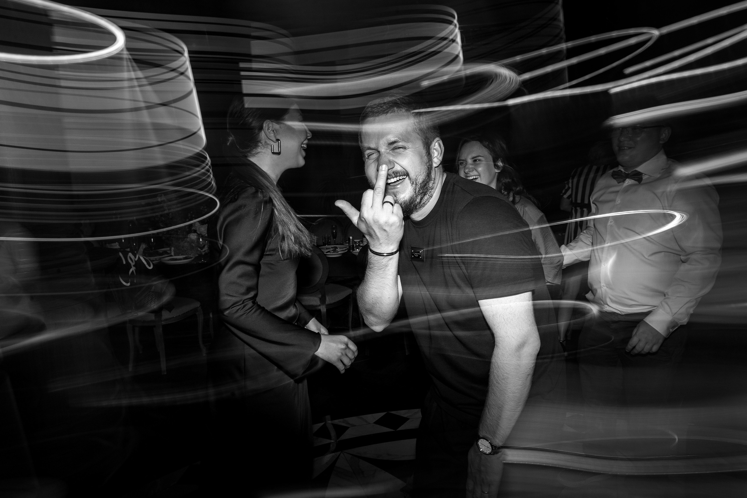 Здравствуйте! Я свадебный фотограф из Ульяновска, работаю в том числе по всей России и с выездом за границу. Снимаю свадьбы, lovestory, корпоративы, светский репортаж. Провожу обучение по фотографии, мастер-классы и воркшопы для других фотографов.