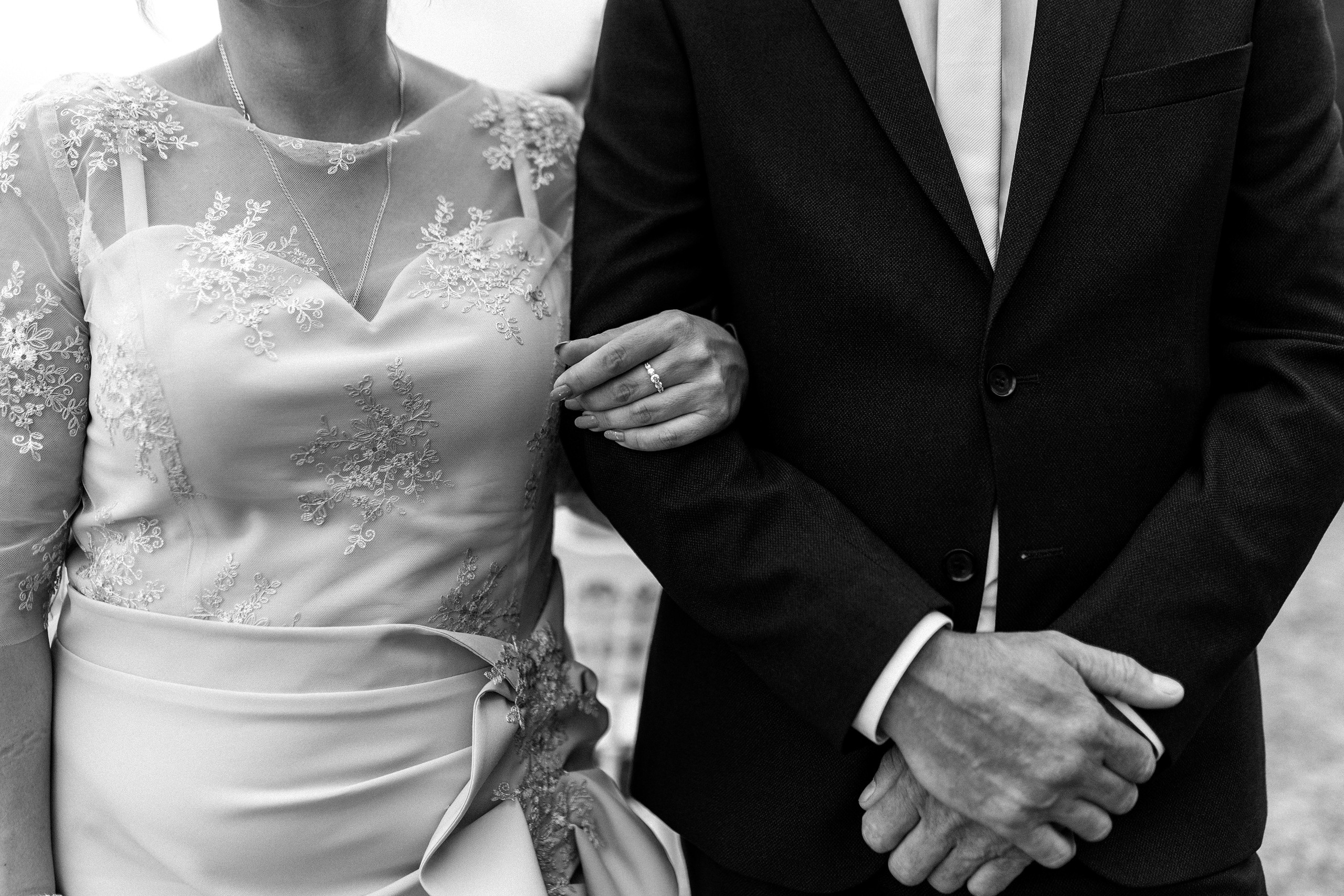 Здравствуйте! Я свадебный фотограф из Ульяновска, работаю в том числе по всей России и с выездом за границу. Снимаю свадьбы, lovestory, корпоративы, светский репортаж. Провожу обучение по фотографии, мастер-классы и воркшопы для других фотографов.