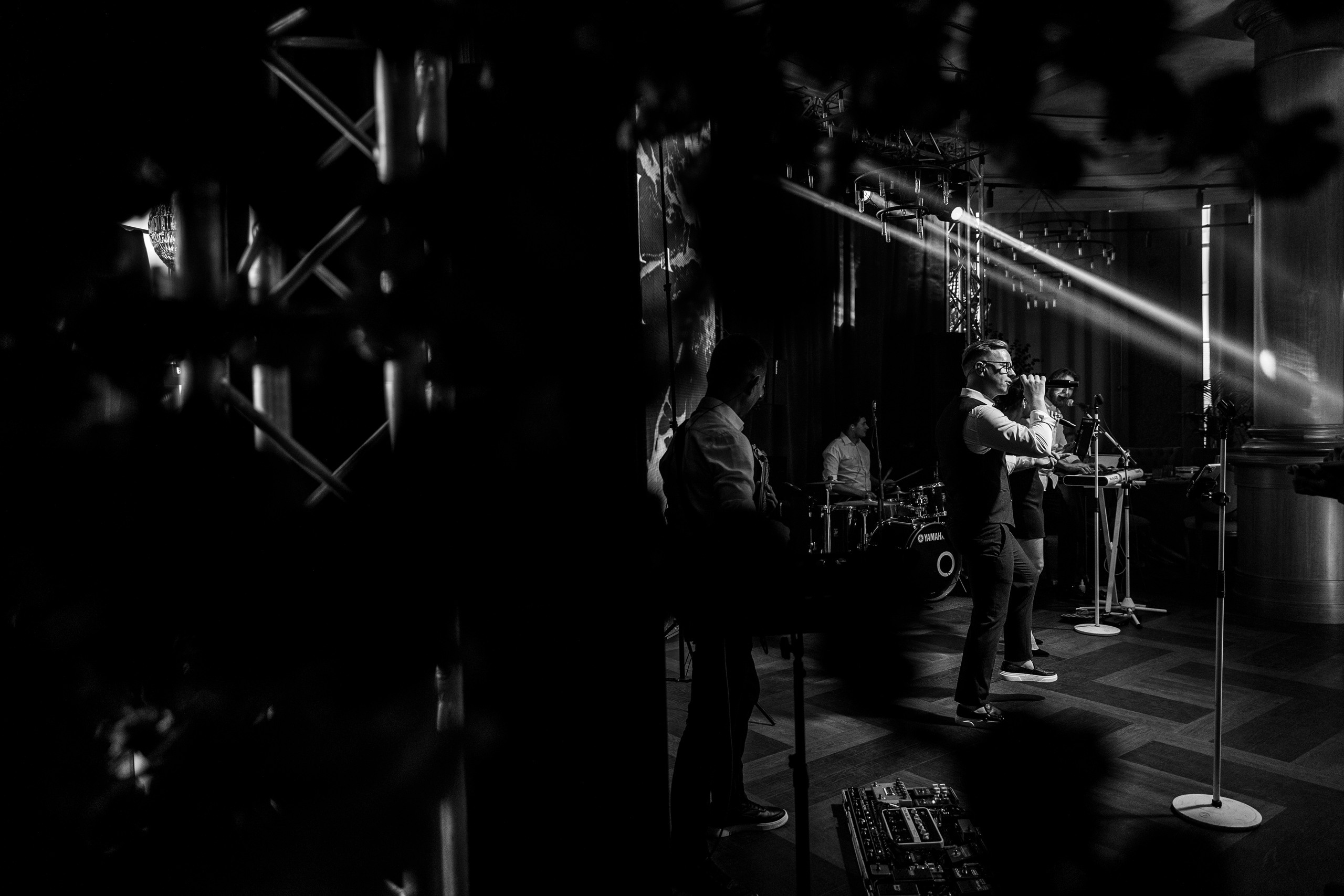 Здравствуйте! Я свадебный фотограф из Ульяновска, работаю в том числе по всей России и с выездом за границу. Снимаю свадьбы, lovestory, корпоративы, светский репортаж. Провожу обучение по фотографии, мастер-классы и воркшопы для других фотографов.