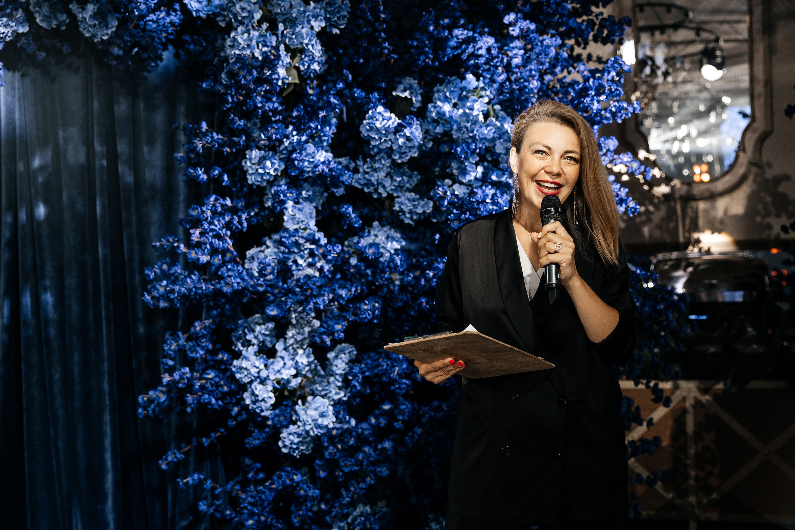 Здравствуйте! Я свадебный фотограф из Ульяновска, работаю в том числе по всей России и с выездом за границу. Снимаю свадьбы, lovestory, корпоративы, светский репортаж. Провожу обучение по фотографии, мастер-классы и воркшопы для других фотографов.