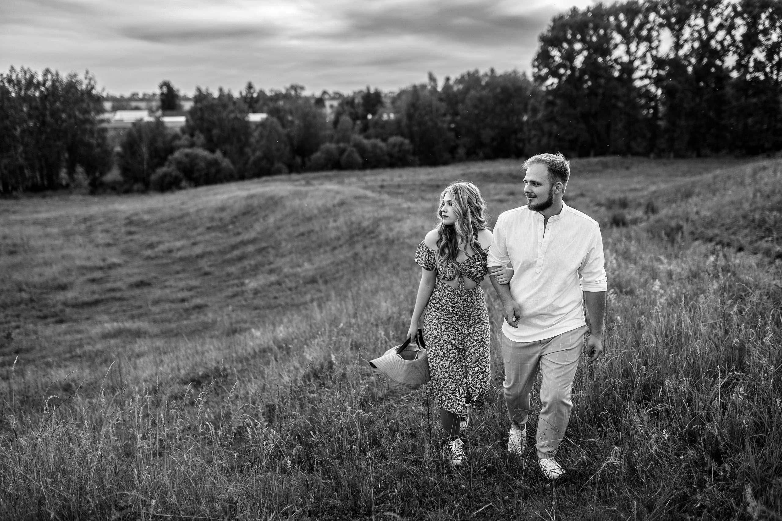 Здравствуйте! Я свадебный фотограф из Ульяновска, работаю в том числе по всей России и с выездом за границу. Снимаю свадьбы, lovestory, корпоративы, светский репортаж. Провожу обучение по фотографии, мастер-классы и воркшопы для других фотографов.