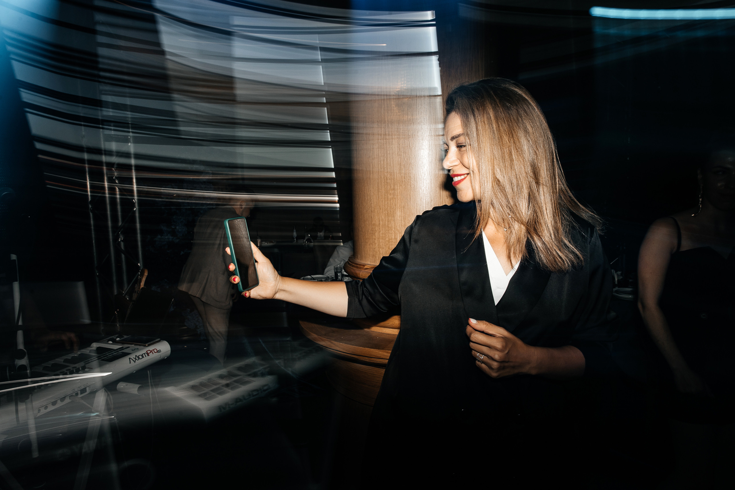 Здравствуйте! Я свадебный фотограф из Ульяновска, работаю в том числе по всей России и с выездом за границу. Снимаю свадьбы, lovestory, корпоративы, светский репортаж. Провожу обучение по фотографии, мастер-классы и воркшопы для других фотографов.