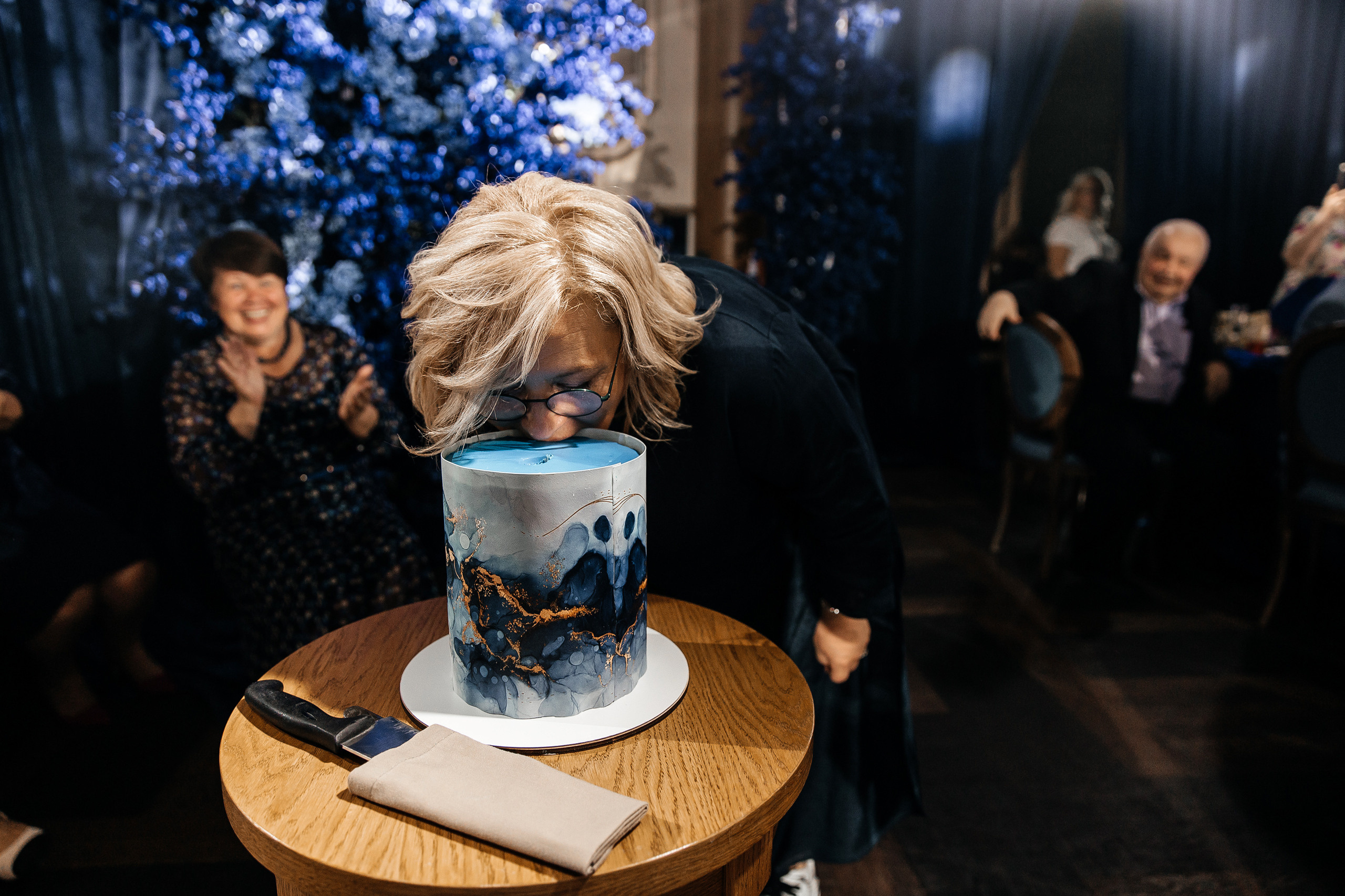 Здравствуйте! Я свадебный фотограф из Ульяновска, работаю в том числе по всей России и с выездом за границу. Снимаю свадьбы, lovestory, корпоративы, светский репортаж. Провожу обучение по фотографии, мастер-классы и воркшопы для других фотографов.