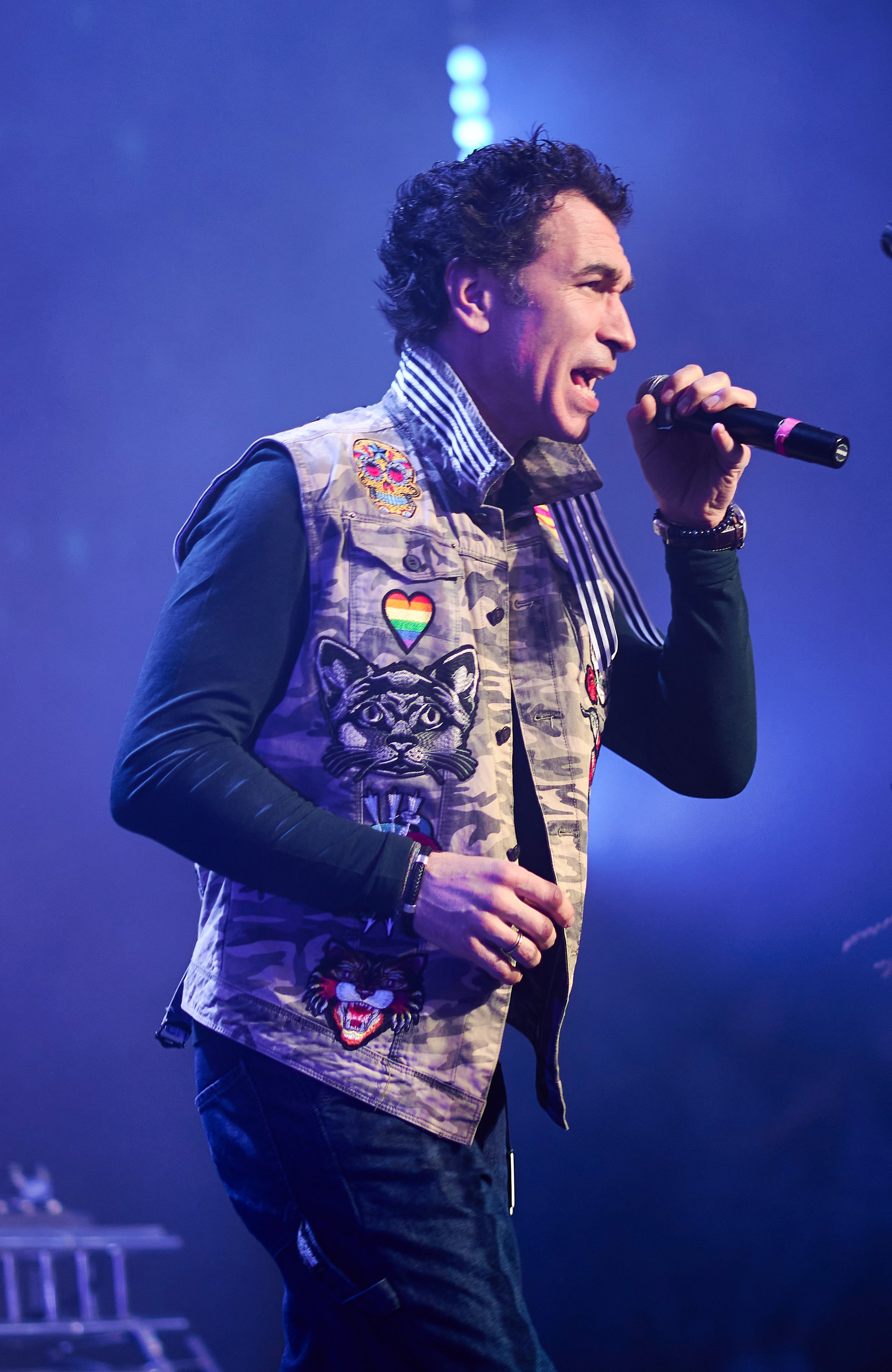 Сценическое событие, певец на сцене, живое событие фотография