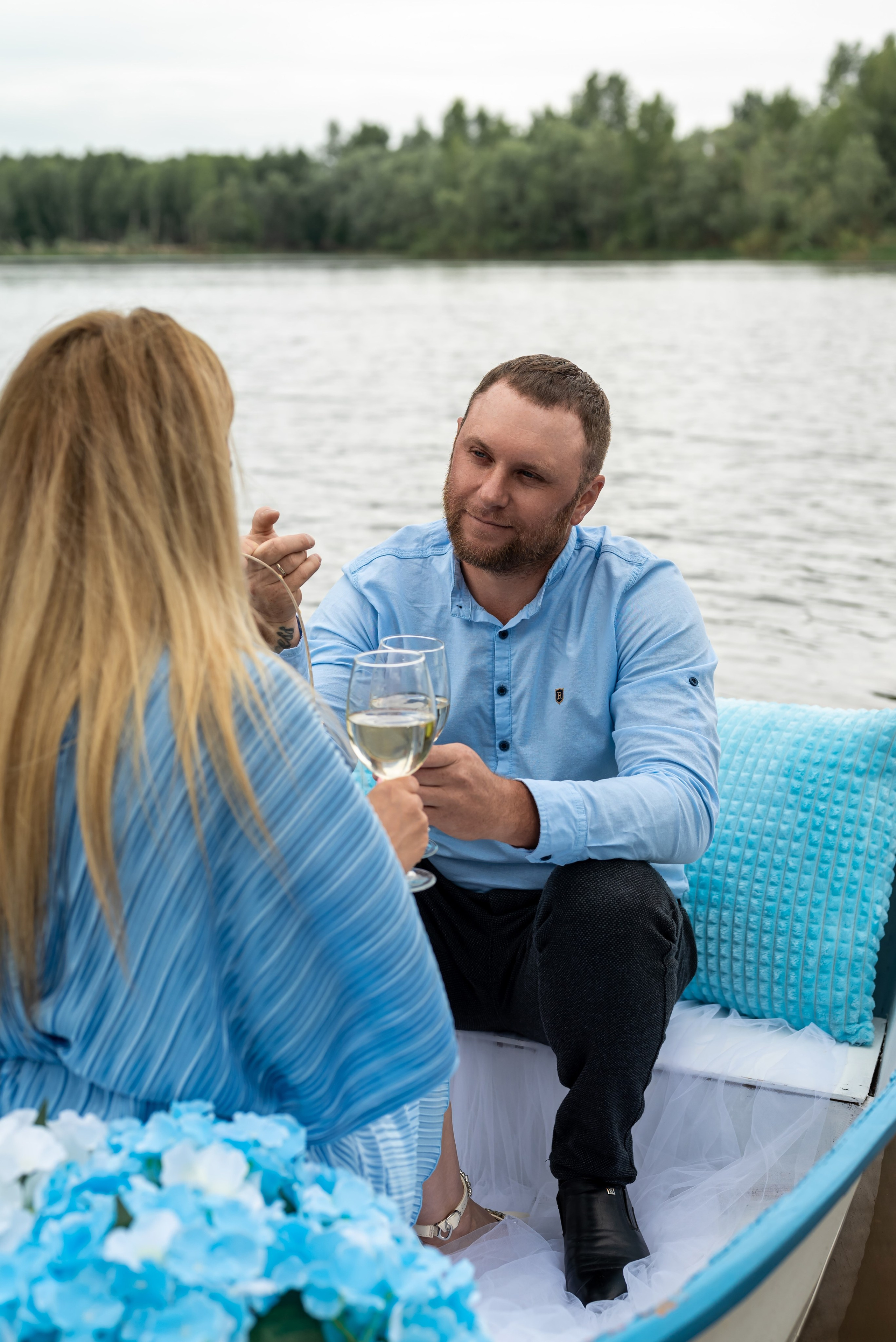 Фотопроект на лодке с голубыми гортензиями. Фотограф в городе Салават