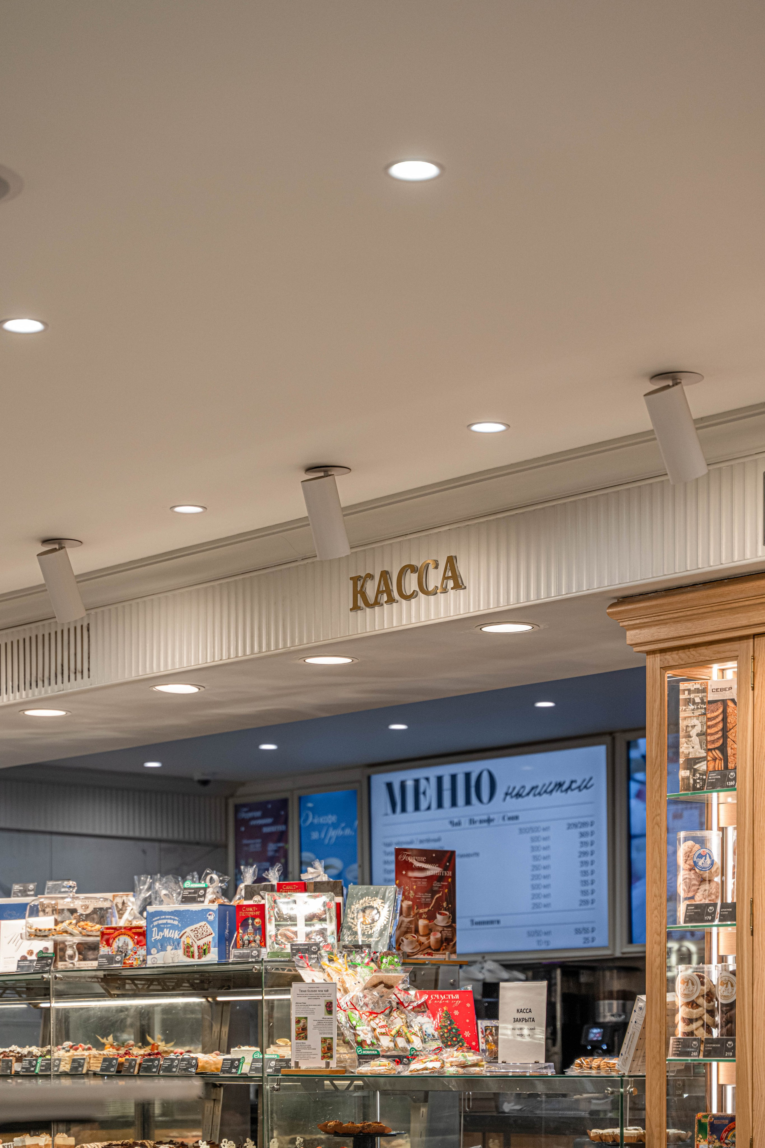 Фотосъемка освещения Maytoni в кафе Север. Интерьерный и репортажный фотограф в Санкт-Петербурге