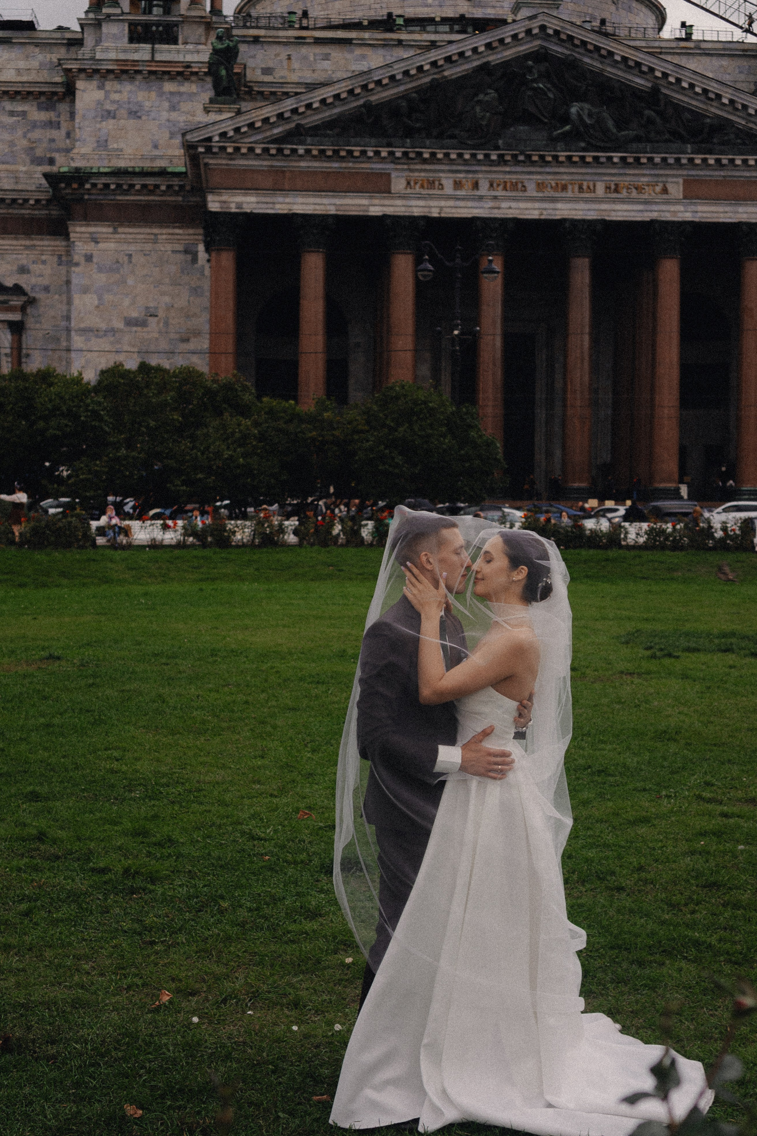 СВАДЕБНАЯ ПРОГУЛКА В САНТК-ПЕТЕРБУРГЕ (ИСАКИЕВСКИЙ СОБОР, ЗИМНЯЯ КАНАВКА, ЭРМИТАЖ И БОЛЬШАЯ МОРСКАЯ УЛИЦА). Профессиональный фотограф, Санкт-Петербург — Виктория Богомолова