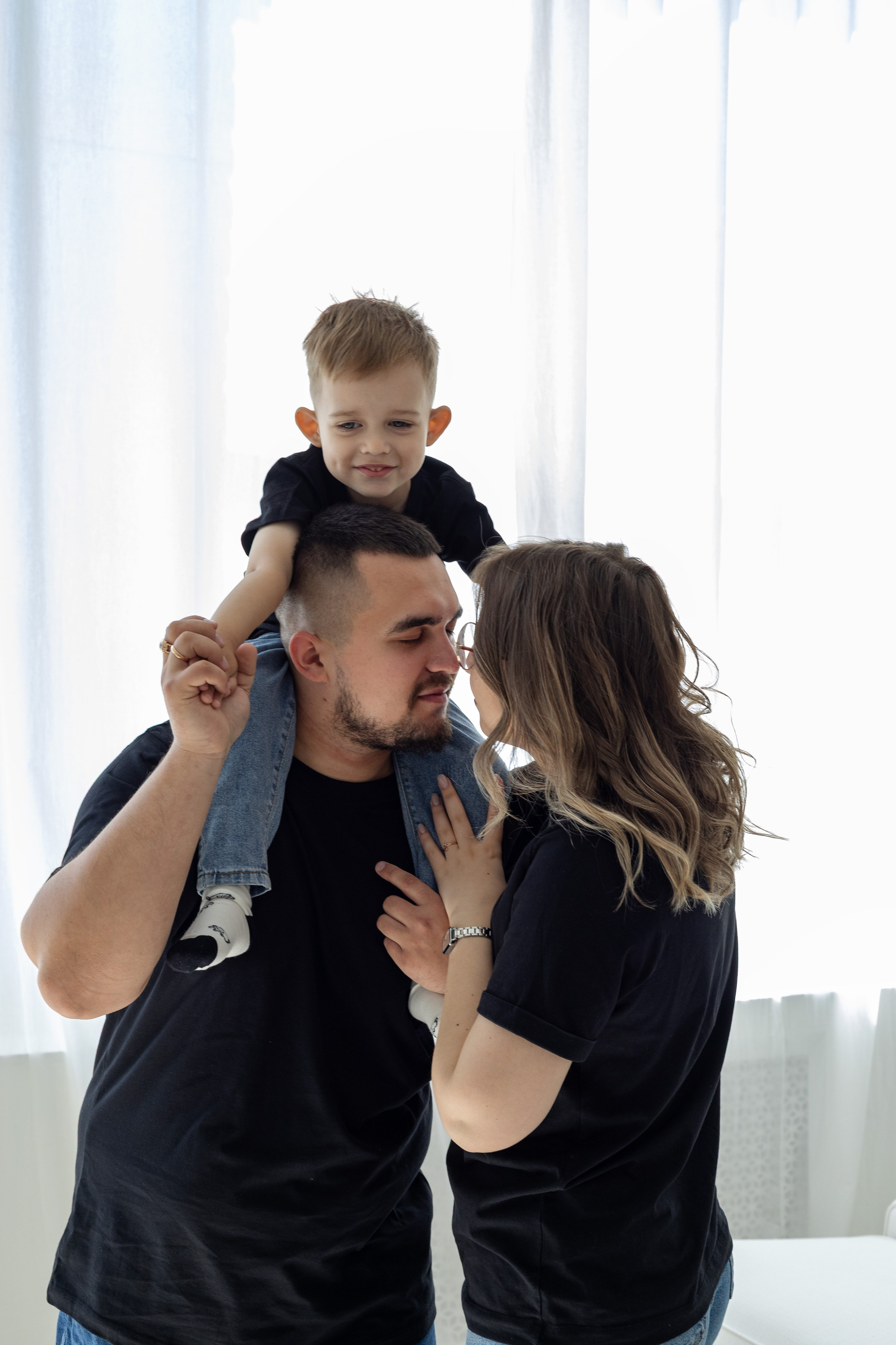 Семейная фотосессия в студии (Михаил, Крестина и Макар). Женский фотограф в Орске Новотроицке Динара Долганова