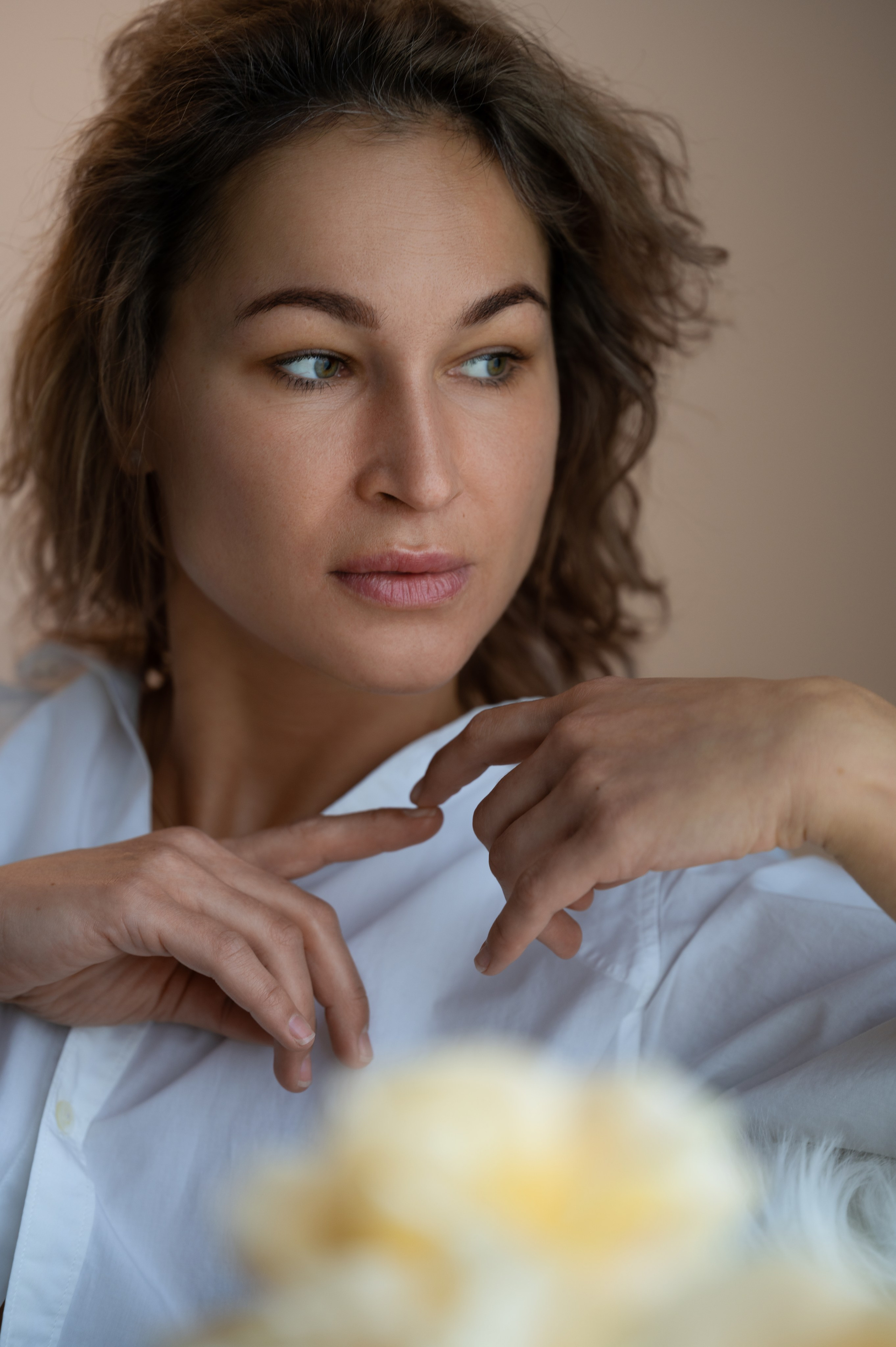 Студийная съёмка девушки в белой рубашке