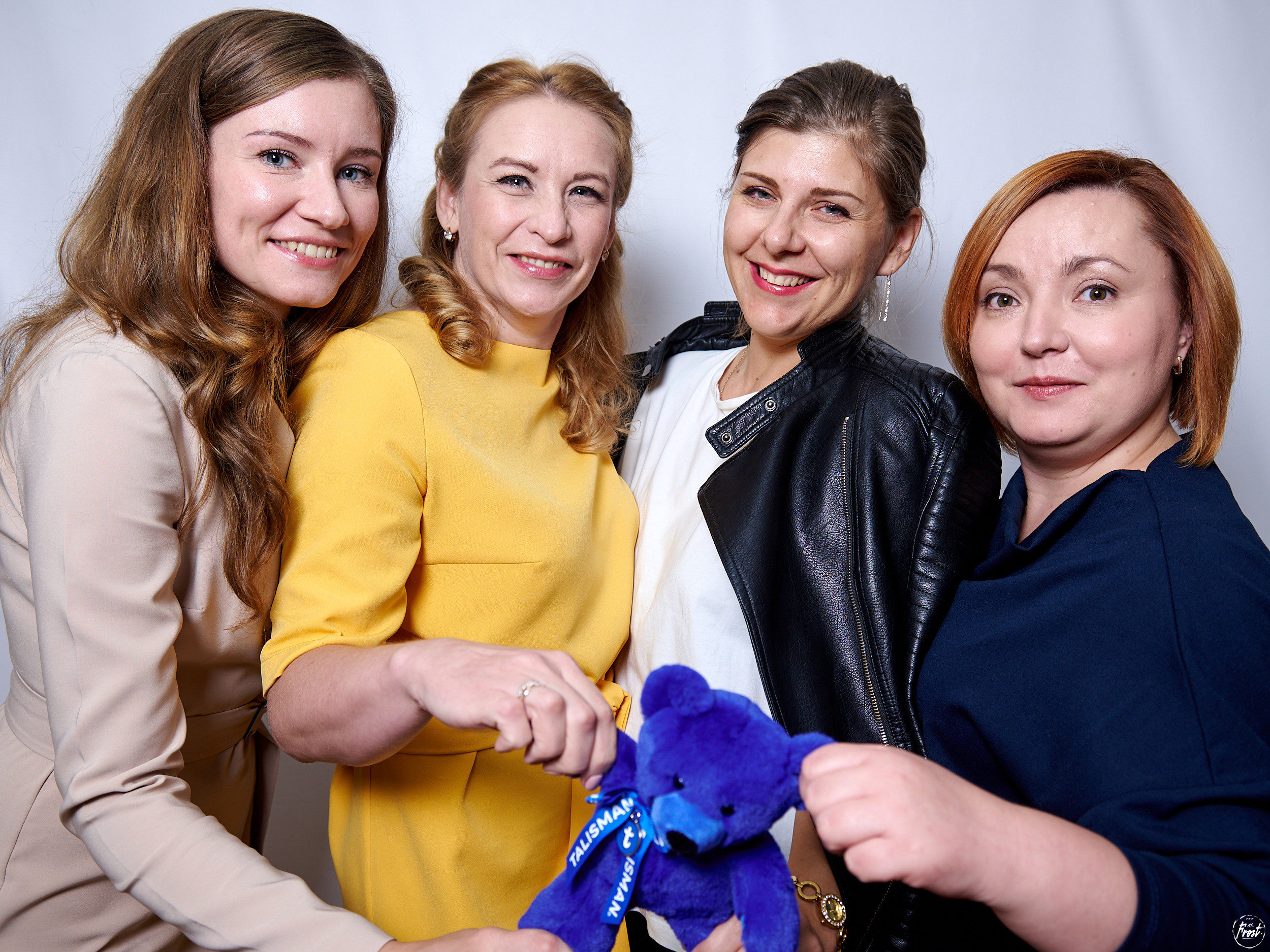 Сотрудники языковой школы «Талисман». Фотографии отовсюду и обо всем