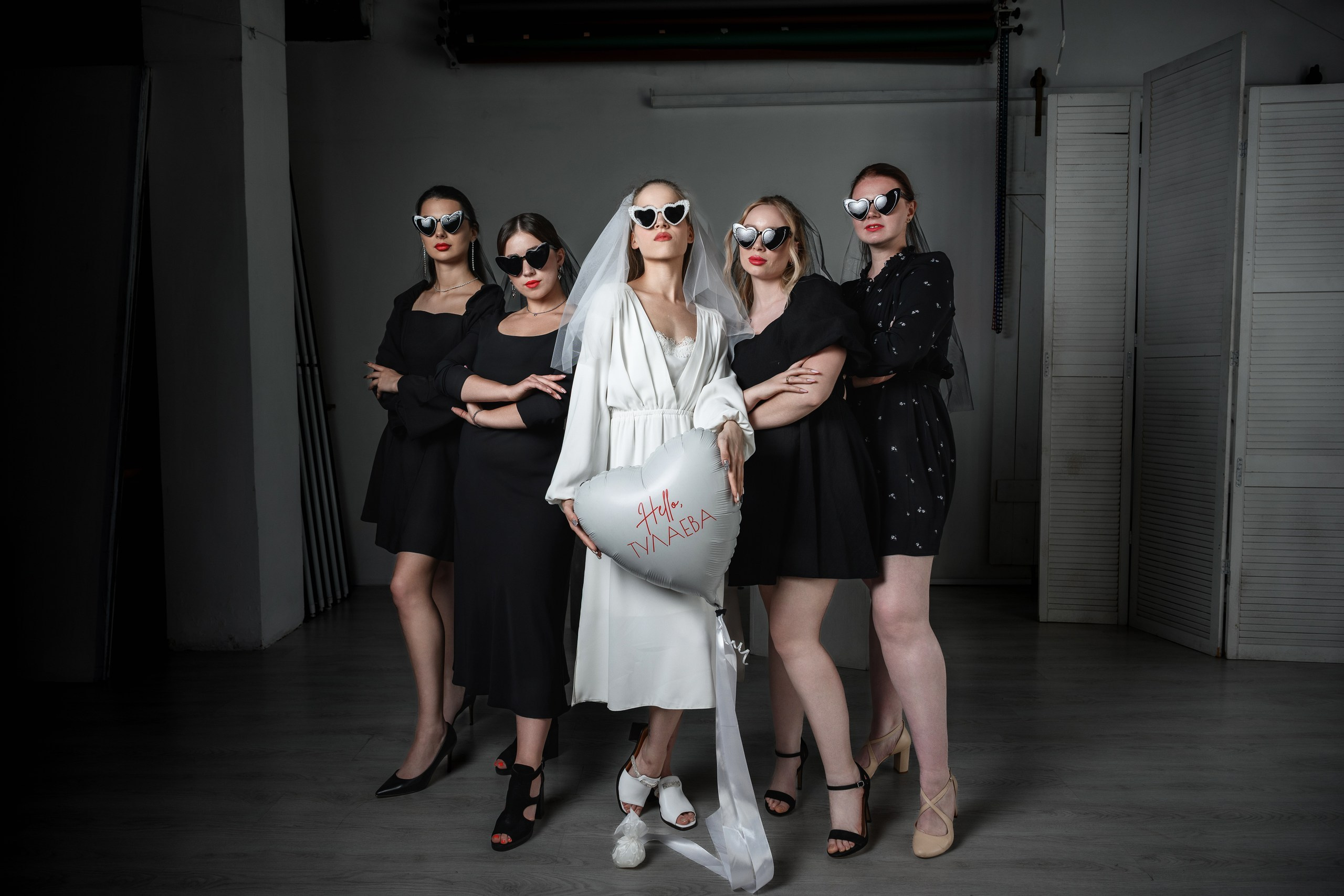 Фотосъемка девичника в Петропавловске-Камчатском, Девичник в студии в Петропавловске-Камчатском, Веселая фотосессия девичника в Петропавловске-Камчатском, Яркие и эмоциональные фото девичника в студии в Петропавловске-Камчатском, Стоимость фотосъемки девичника в Петропавловске-Камчатском. 