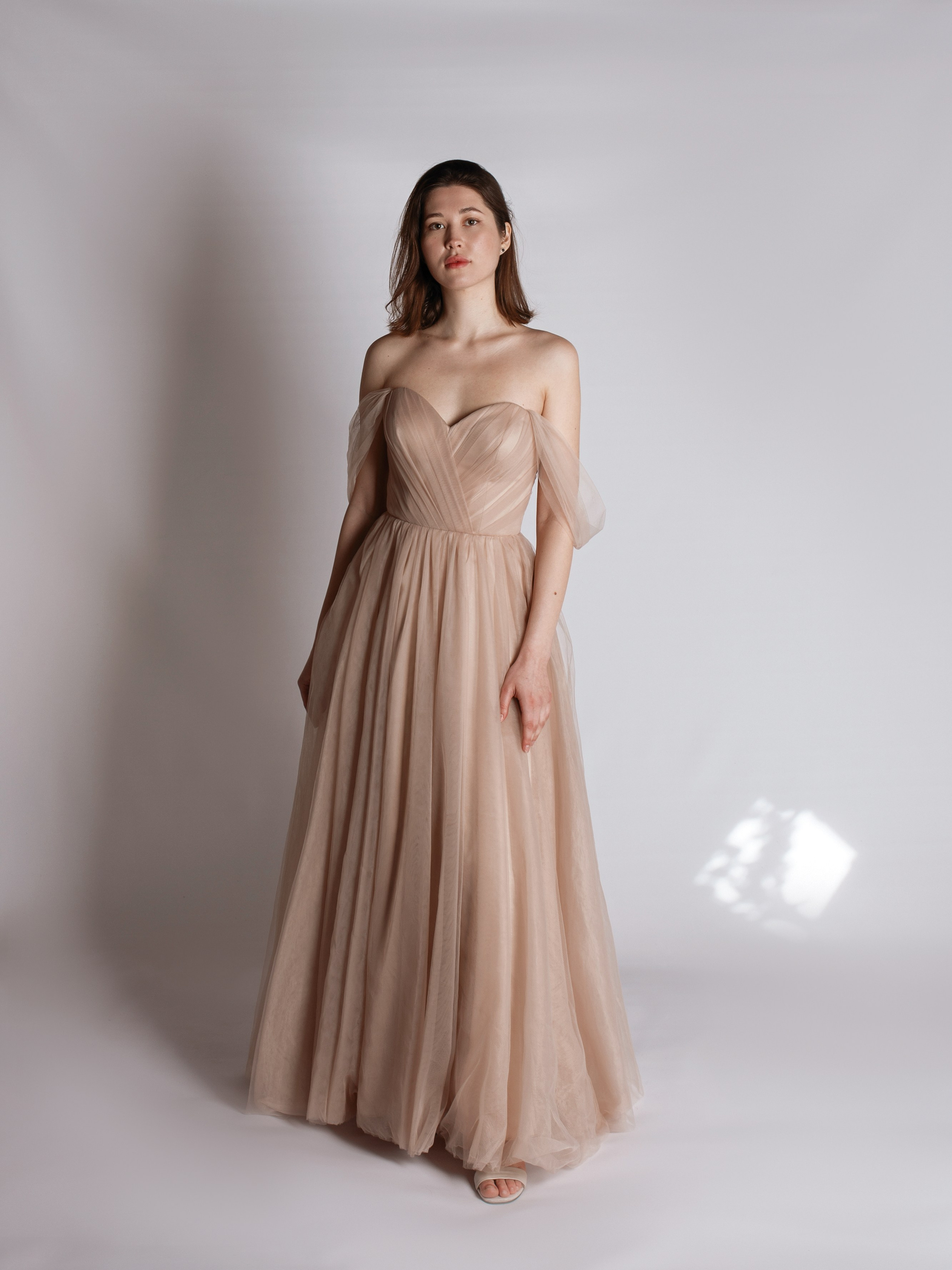 Бежевое корсетное платье для бала напрокат в Севастополе