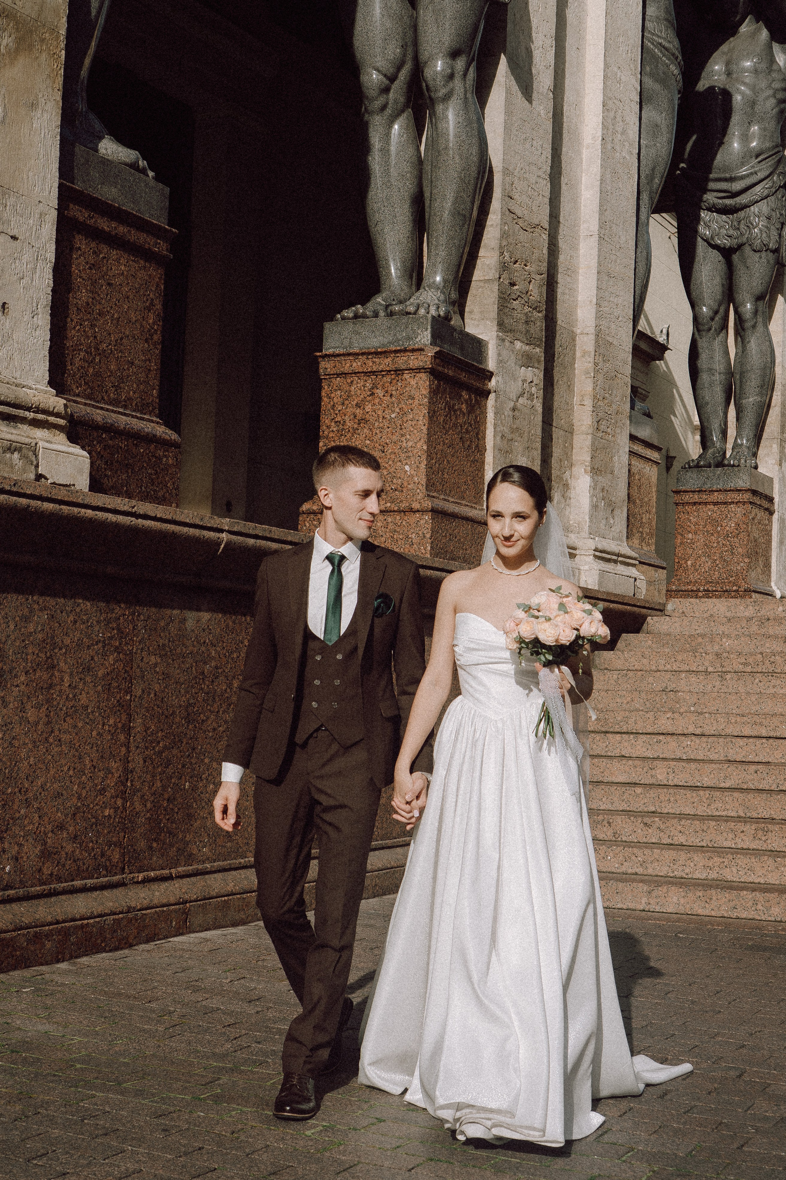 СВАДЕБНАЯ ПРОГУЛКА В САНТК-ПЕТЕРБУРГЕ (ИСАКИЕВСКИЙ СОБОР, ЗИМНЯЯ КАНАВКА, ЭРМИТАЖ И БОЛЬШАЯ МОРСКАЯ УЛИЦА). Профессиональный фотограф, Санкт-Петербург — Виктория Богомолова