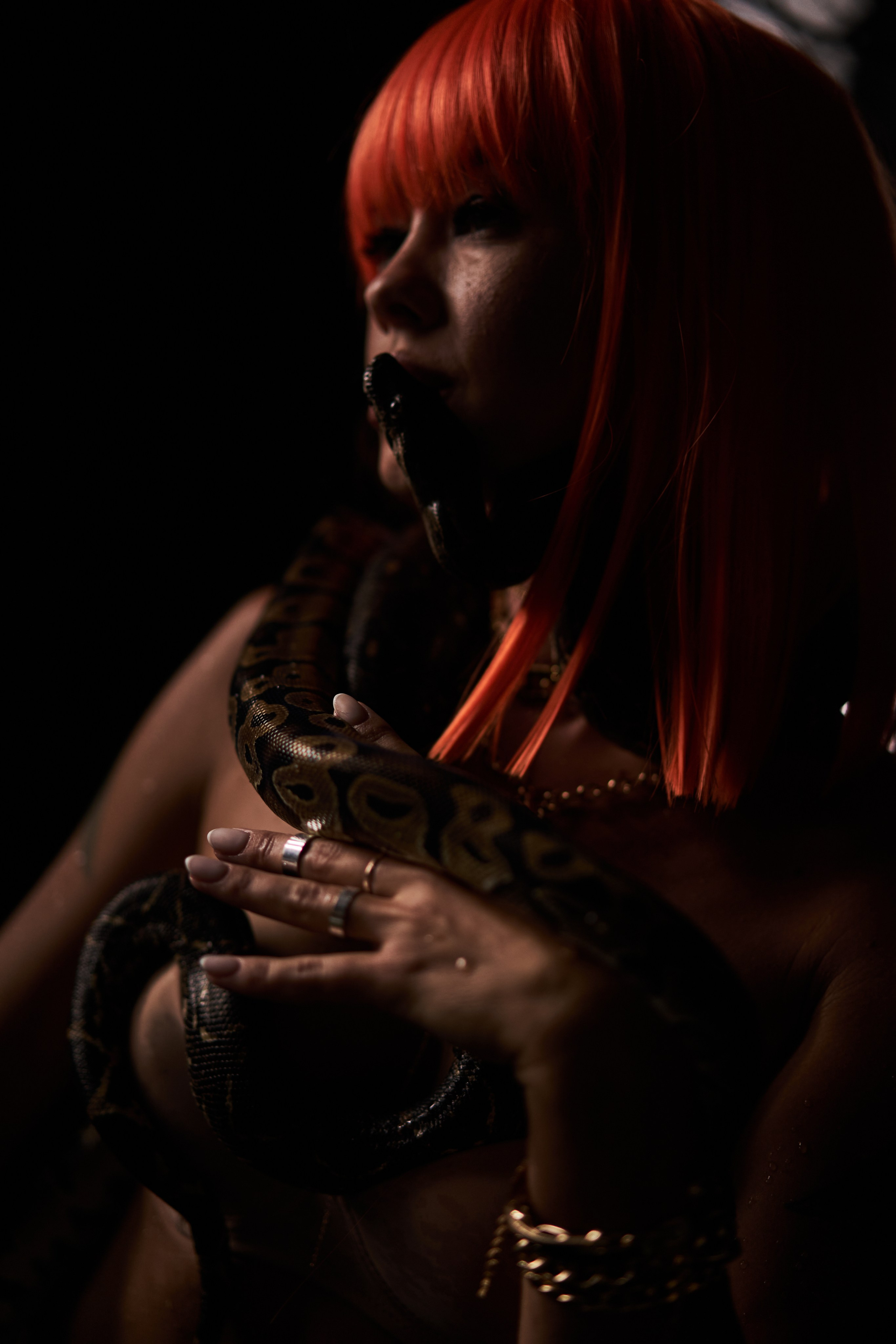 Будуарная фотосессия в студии с змеями. Фотограф Екатеринбург Кокшарова Александра