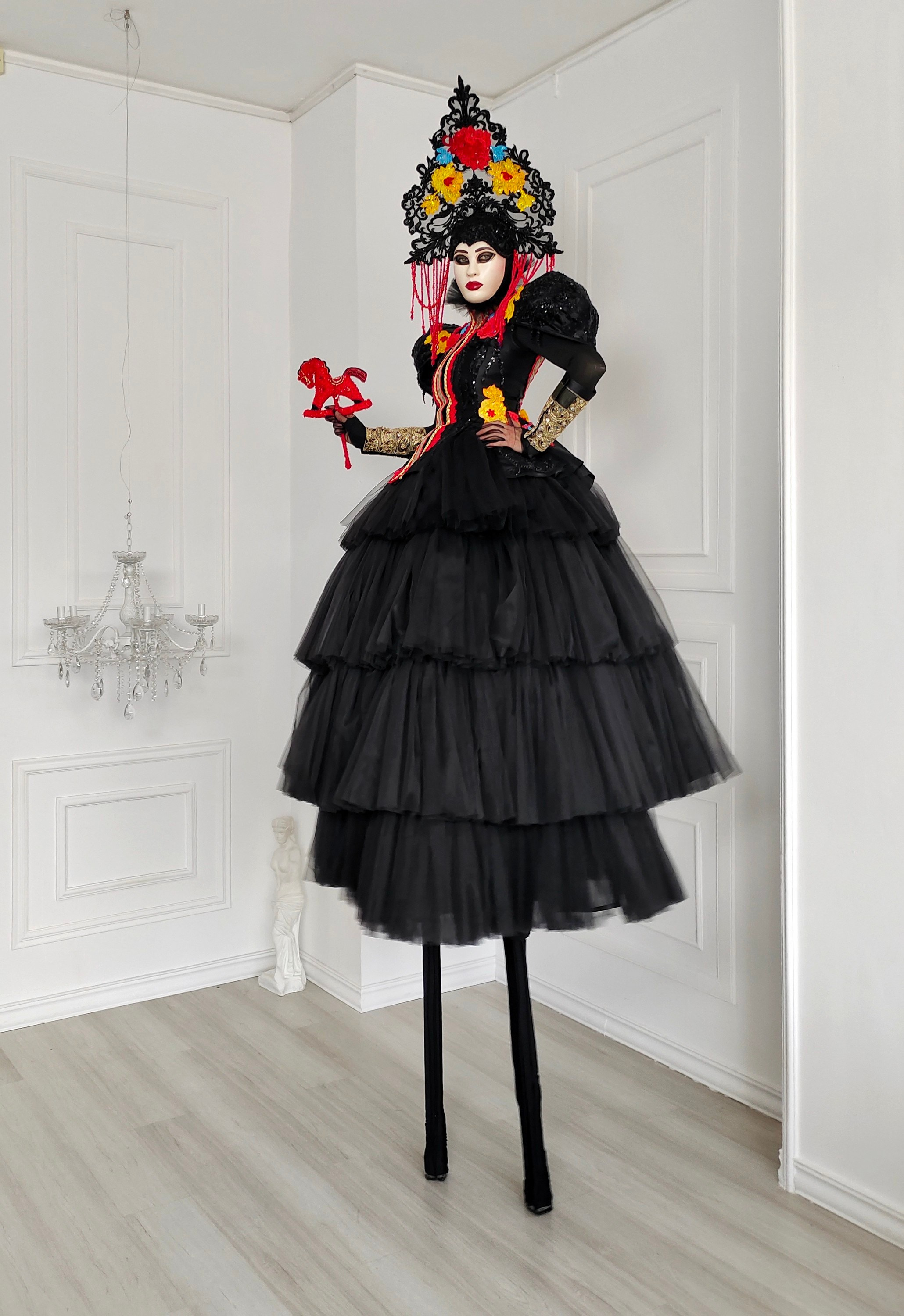 Чёрный костюм в русском стиле. Мимы и Ходулисты на встречу гостей. Москва