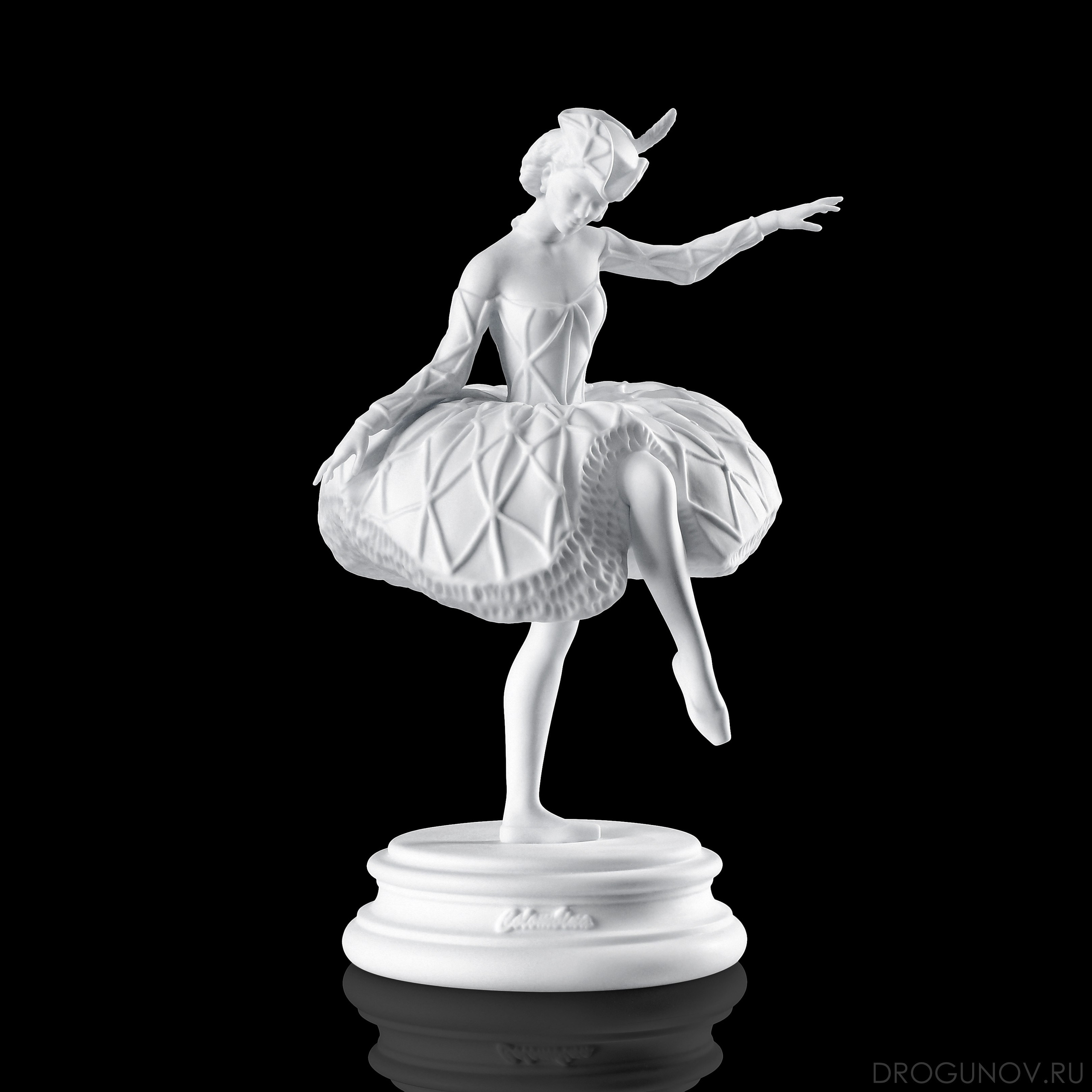 статуэтка белая с подставкой на черном фоне