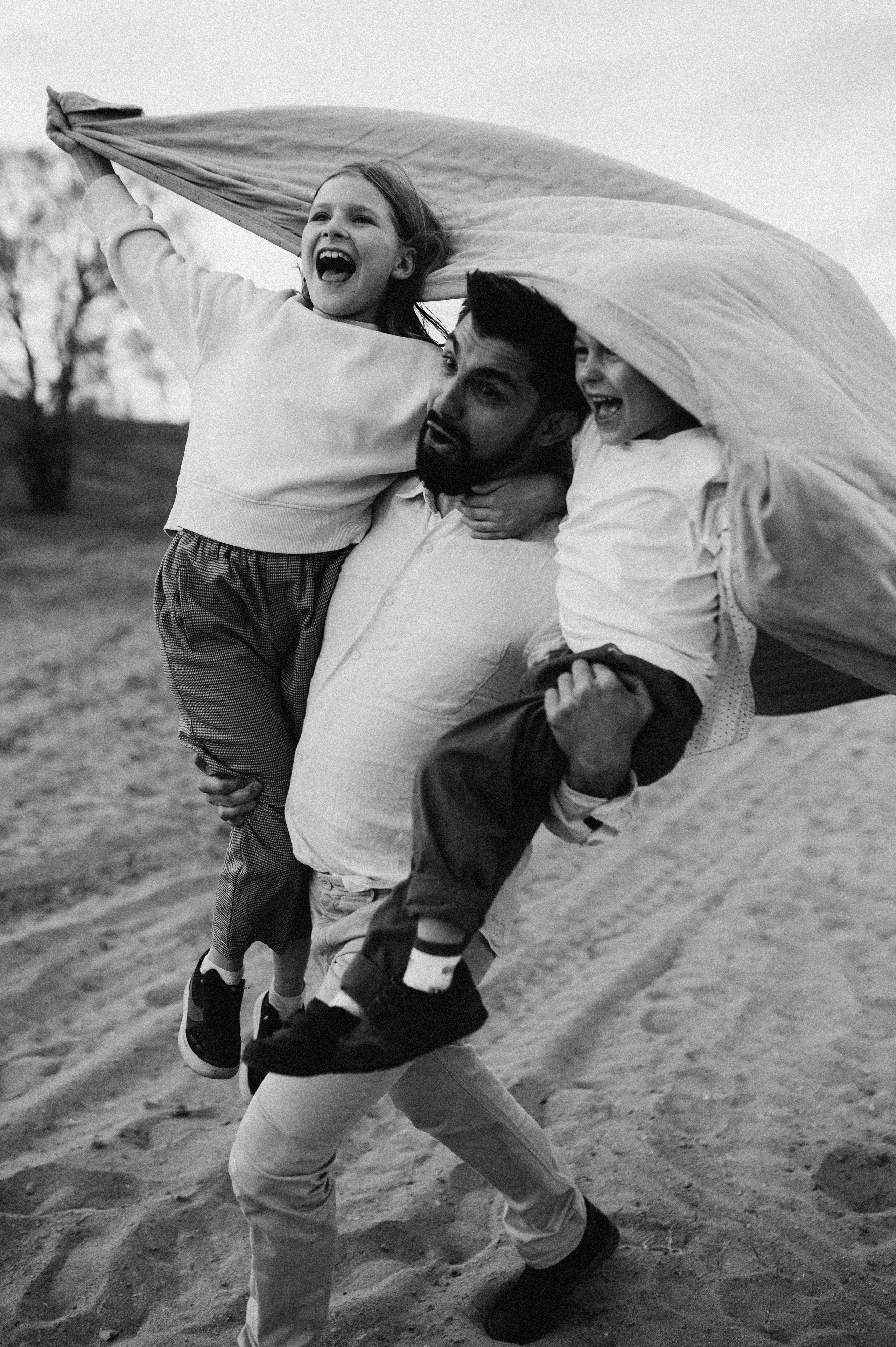 Прогулочная фотосессия семьи на берегу обского моря. Семейный фотограф в Новосибирске Женя Индрикова