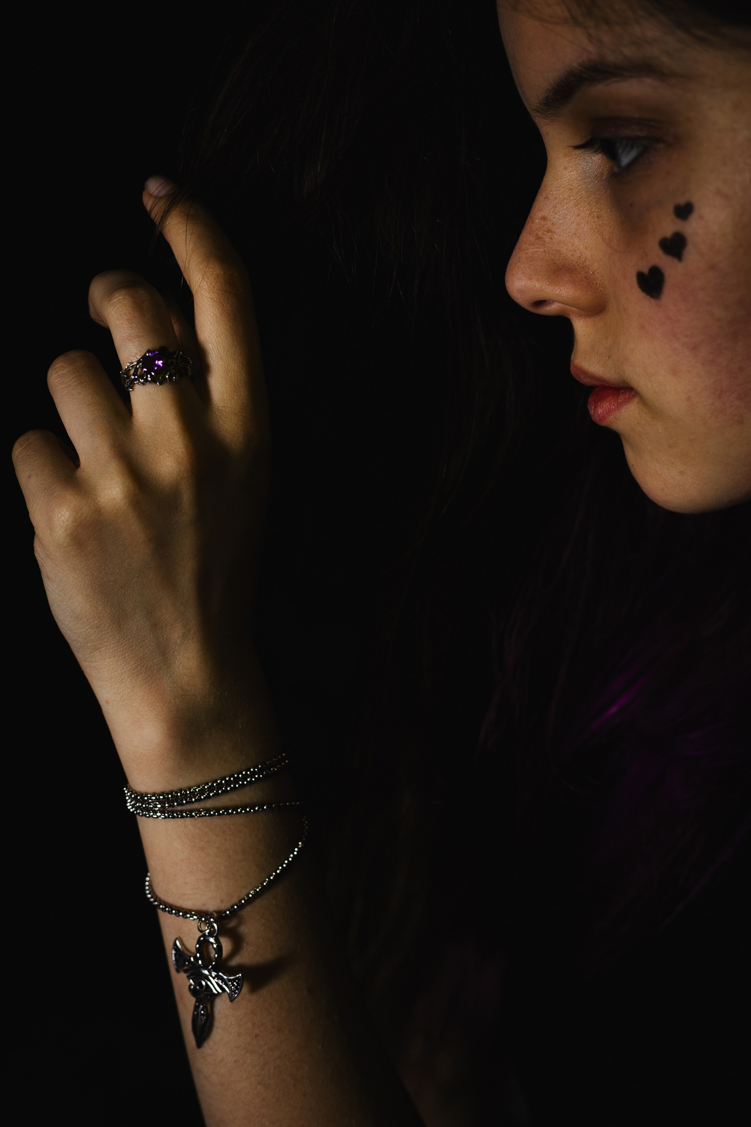 Модель: Лидия Леймон. Фотограф - Николай Мокрицкий. Импровизионаня фотосессия, в заброшенном здании. Креативная ночная фотосессия. Молодая девушка в образе неформалки. Темные волосы с фиолетовой прядью, полосатые чулки, ботинки. Зажигалка, кровь, горящий факел, огонь – атмосферное заброшенноге здания. Факел, Девушка, молодая девушка, Альтушка, Фотосеесия, Подросток, Крашенные волосы, Сигарета, Кровь, Позировка, Потрет