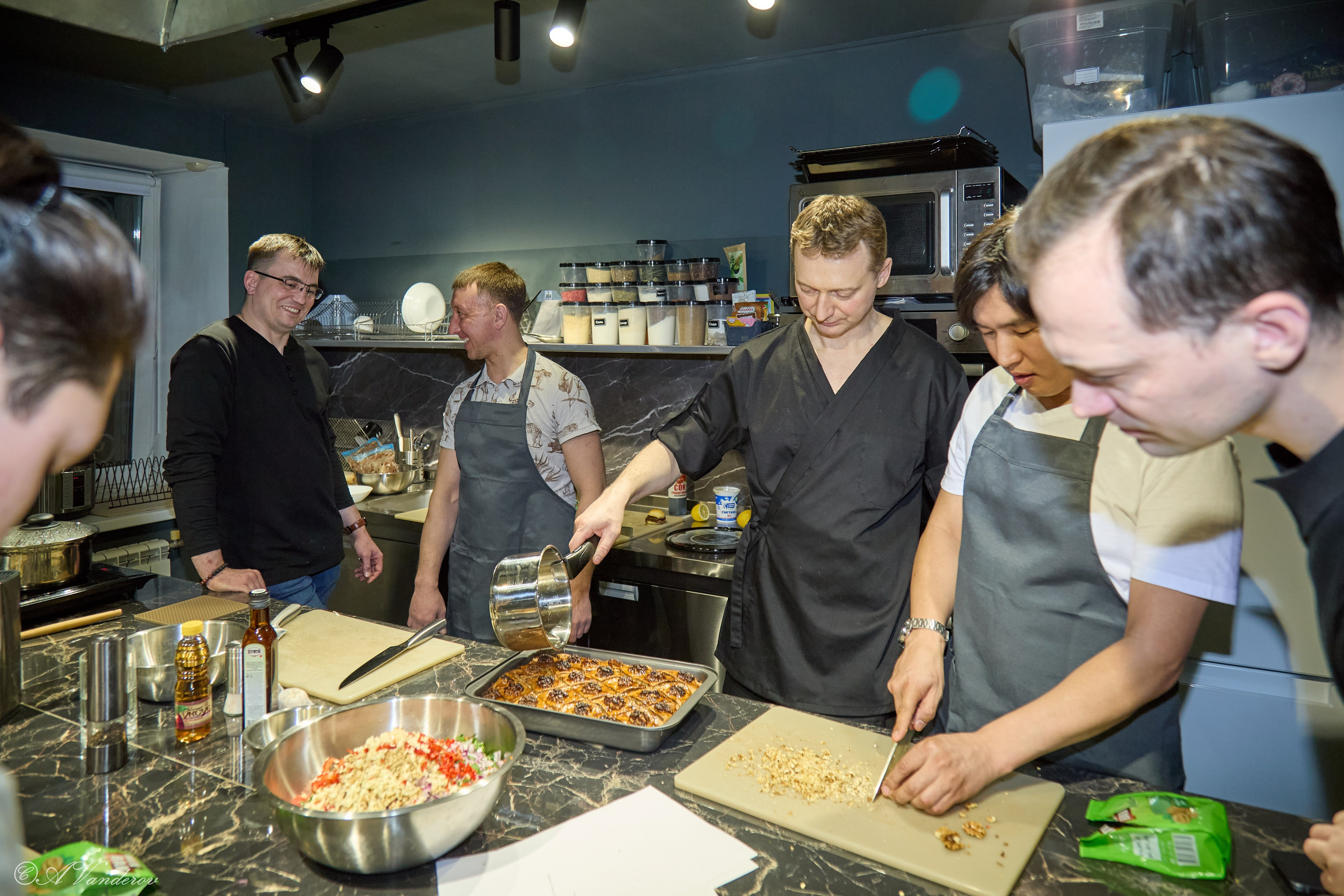 Мужские разговоры на кухне. Фотограф Омск | Александр Вандеров
