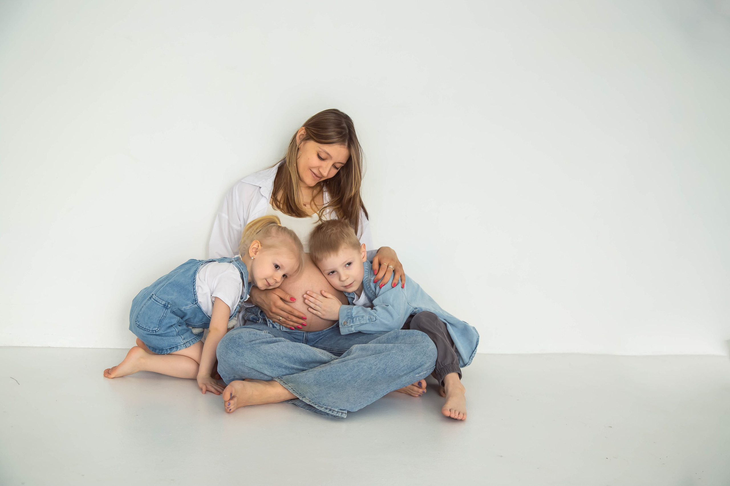 Семейная фотосессия в студии в Москве. Семейный фотограф в Москве Влада Лунина
