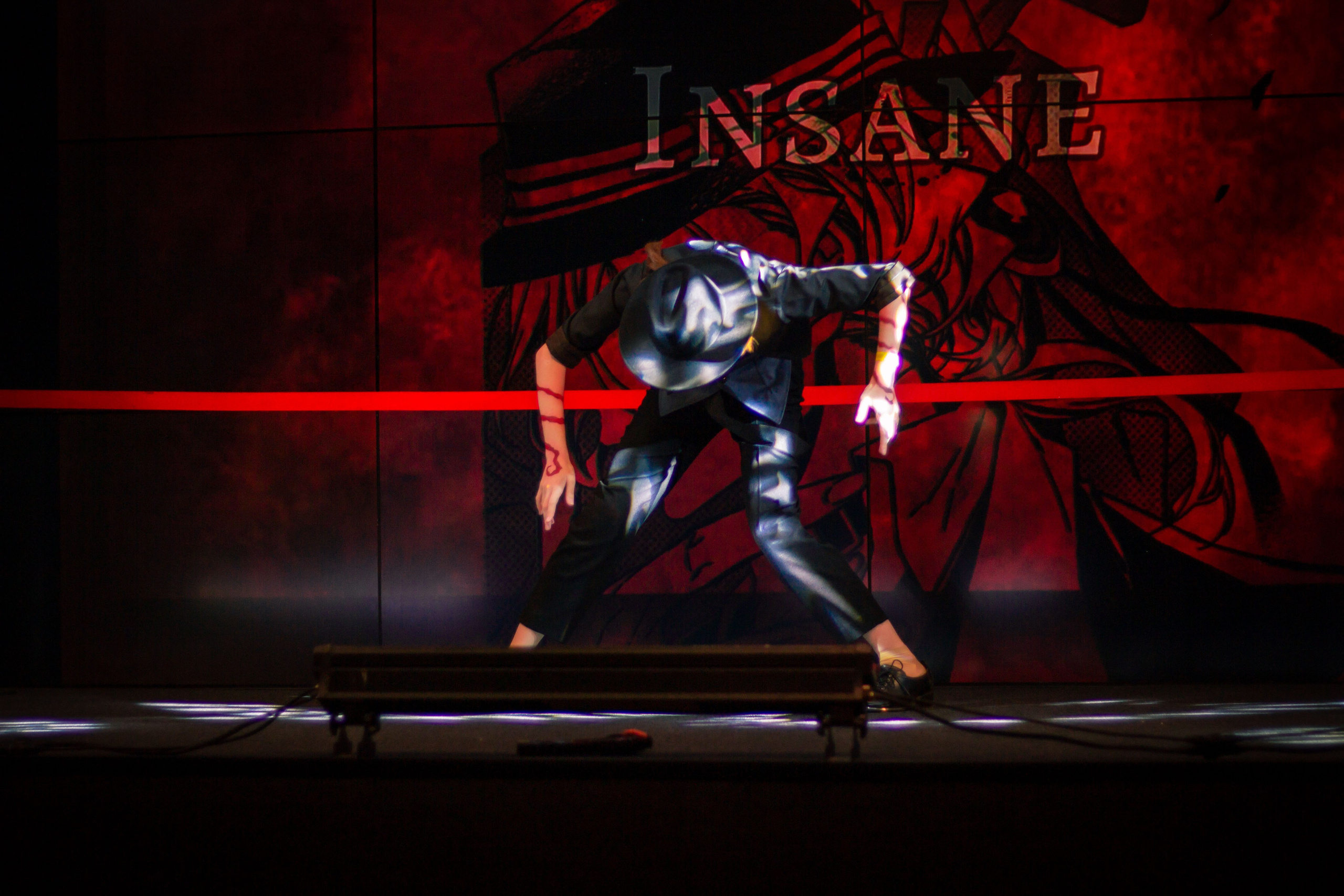 Косплей Чуя Накахара из аниме Великий из Бродячих псов на фестивале