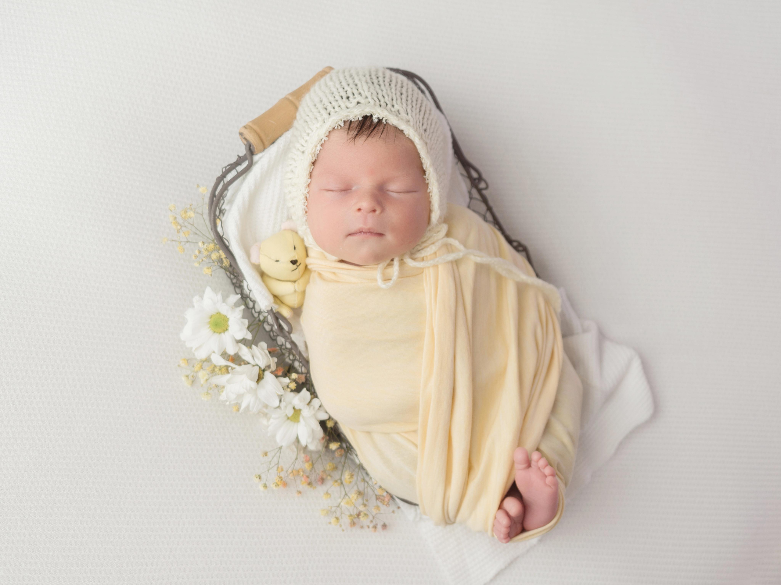 фотосессия млпденца на однородном фоне